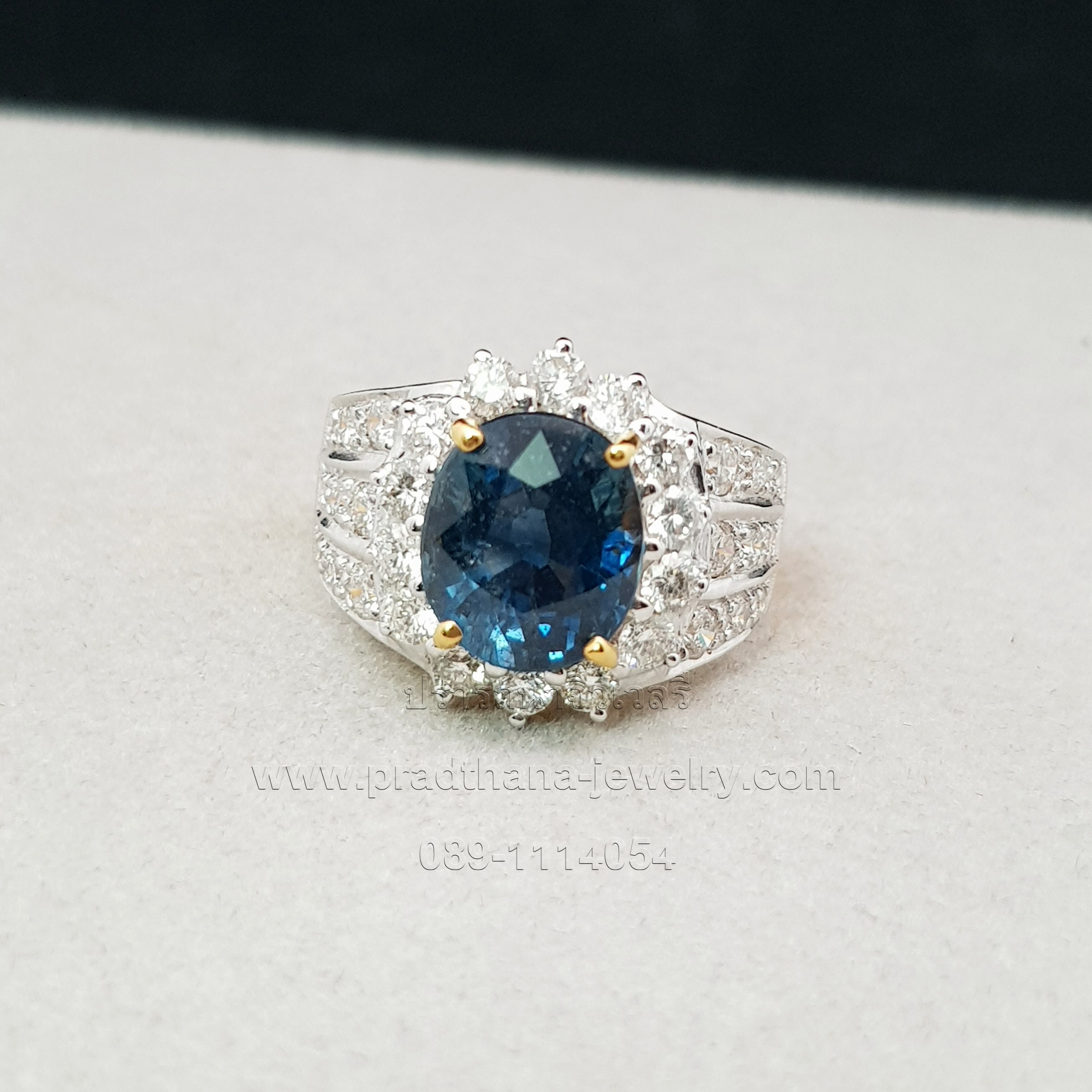 แหวนไพลินประดับเพชร