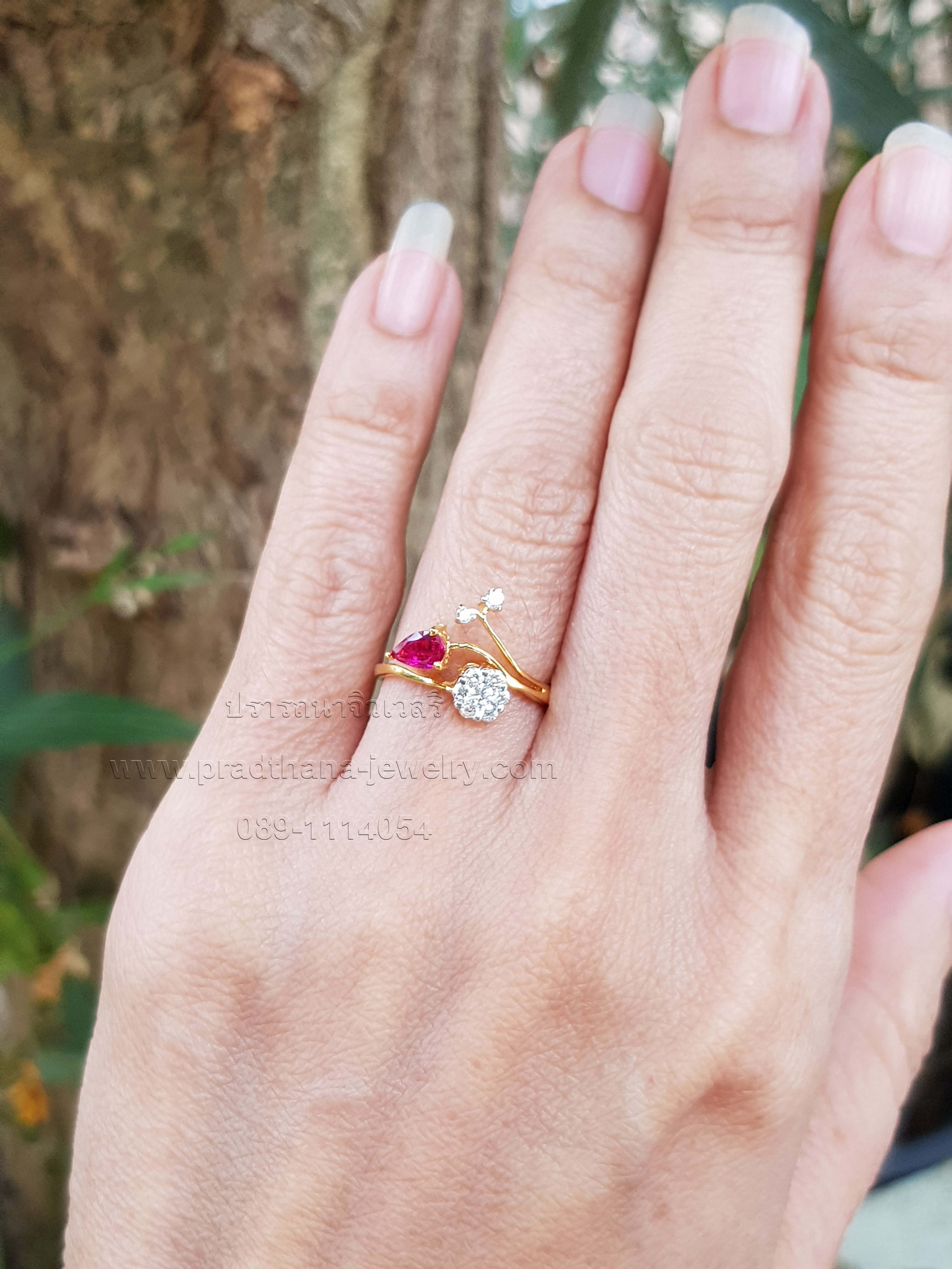 แหวนดอกไม้ก้านพลิ้วทับทิมเพชร **จองแล้ว**