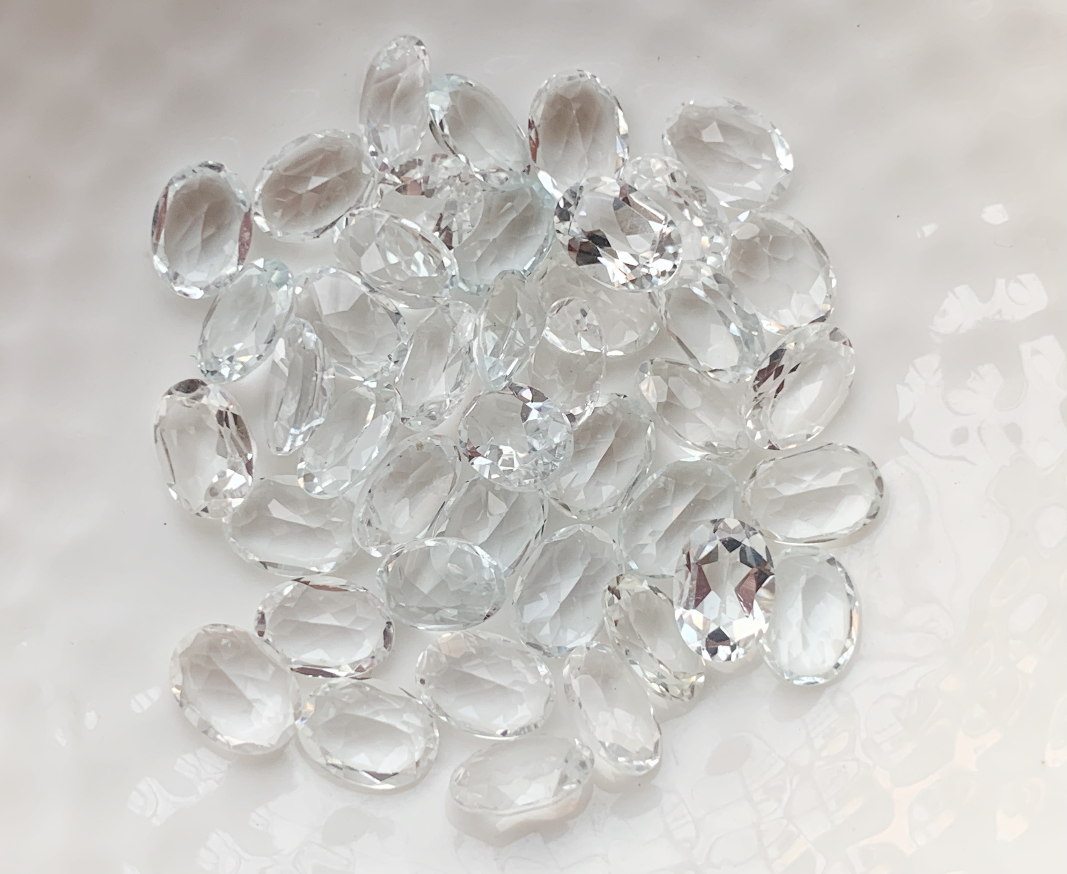 ไวท์โทปาสไข่ 7X5 มม. 5 กะรัต