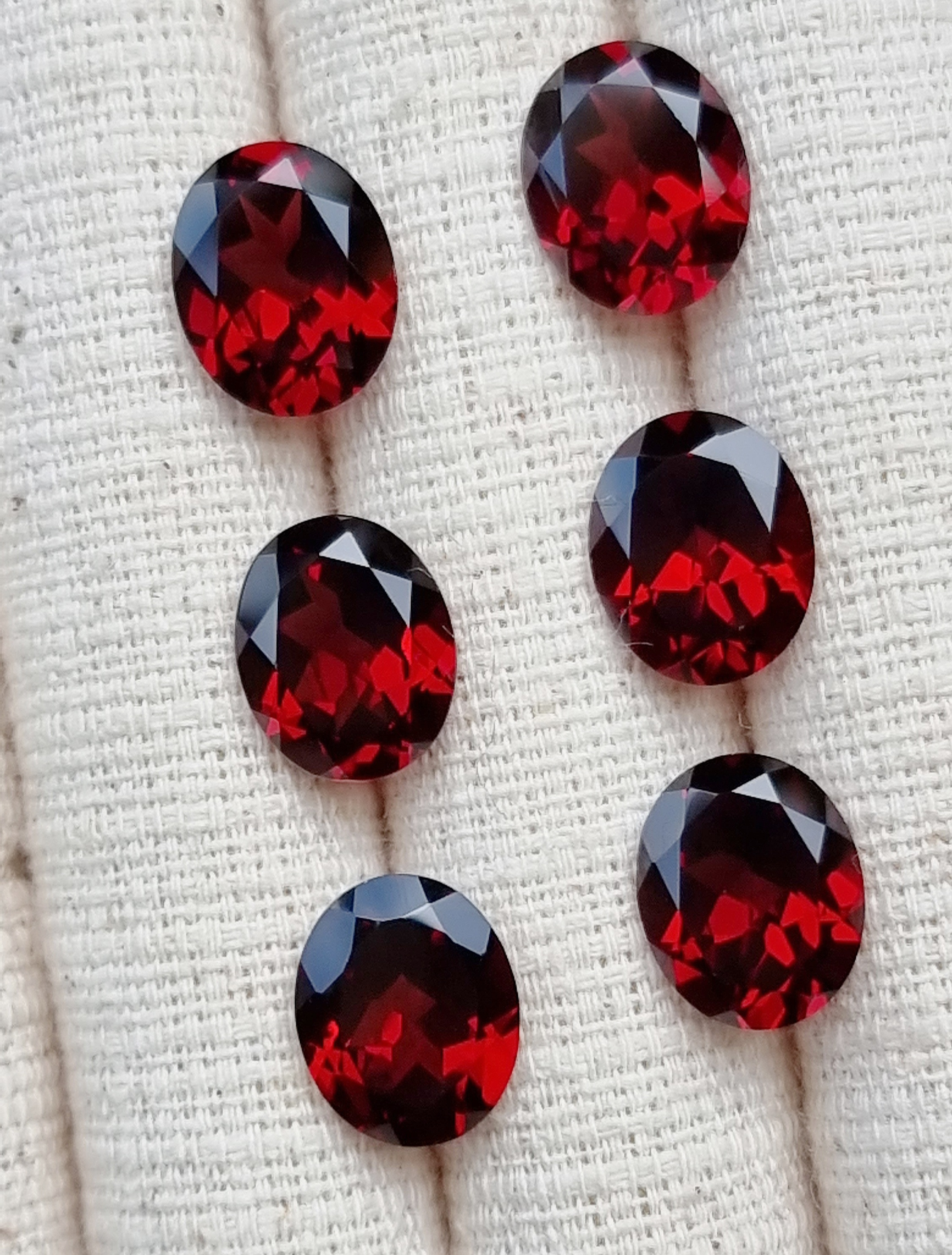 โกเมนไข่ 9x11มม. 1 เม็ด