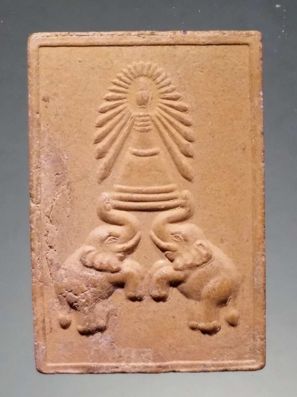 รหัสสินค้า พระไม่ทราบที่ 250 พระผงปางปฐมเทศนา หลังช้างคู่แบกเจดีย์ ไม่ทราบที่