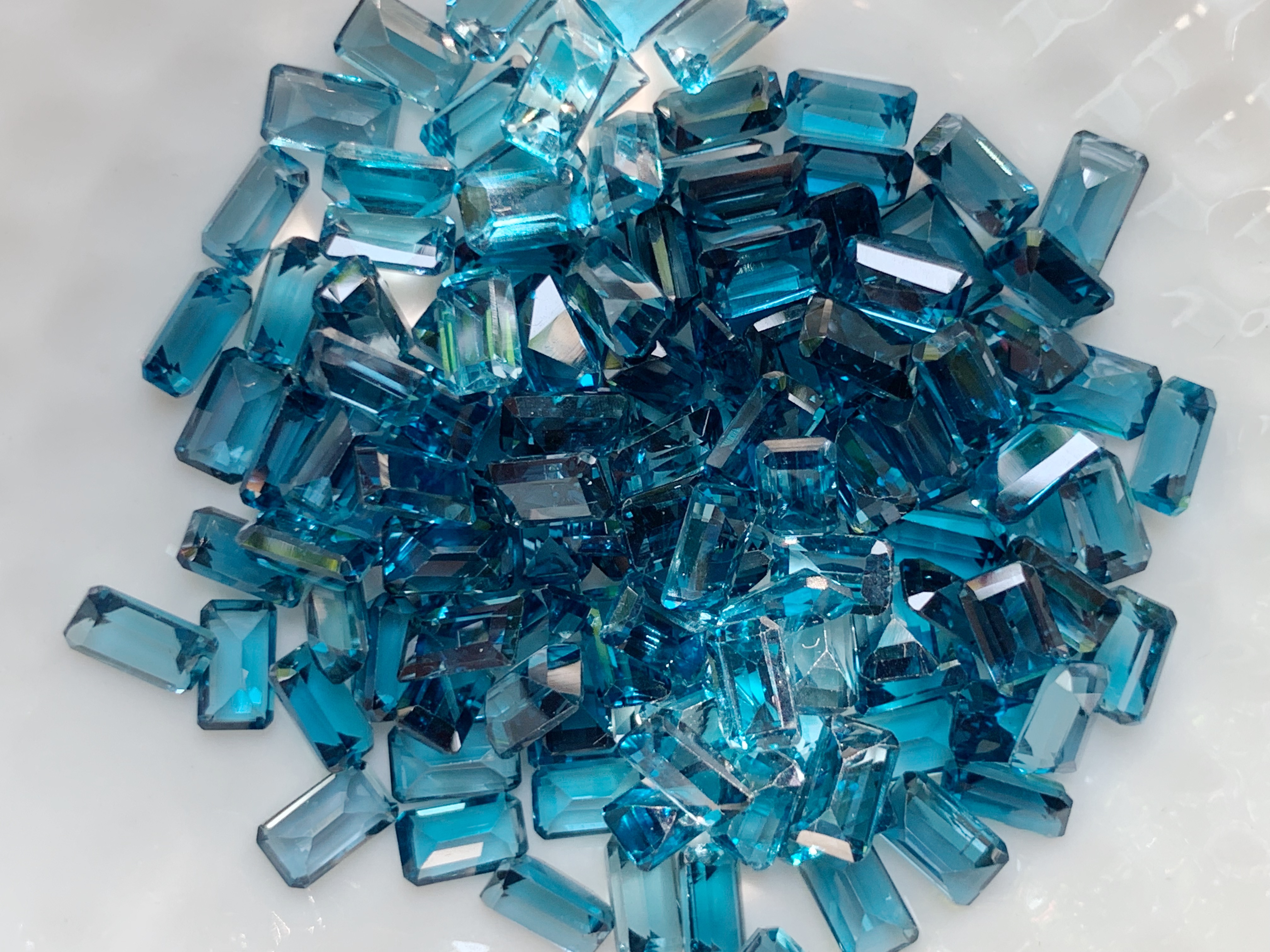 ลอนดอนบลูโทปาสสี่เหลี่ยม 5x3 มม. 5 กะรัต