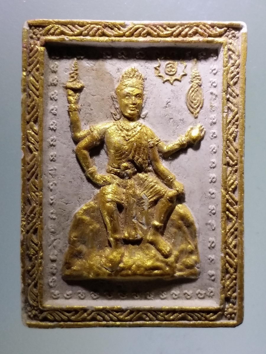 Antig Pim 084 เทพฮินดู เพศหญิง เนื้อผงทาทองบรอนซ์ หลัง ฝังแร่รัตนชาติ สีเขียวคล้ายมรกต ไม่ทราบสำนัก