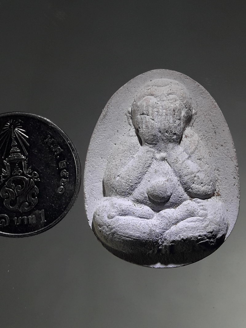 รหัสสินค้า พระเนื้อดิน ผง ว่าน 10460 พระปิดตาหลังยันต์น้ำเต้า ฝังแร่มวลสาร วัดเขาบางทราย จังหวัดชลบุรี