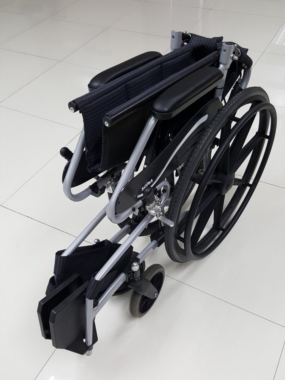 รถเข็นอลูมินัมอัลลอยด์โซม่า SOMA รุ่น SM 150.3 F24 (WheelChair SOMA 150.3 F24) ล้อหลังใหญ่ น้ำหนักเบา แข็งแรงทนทาน ของแท้ รับประกันศูนย์ไทย 1 ปี