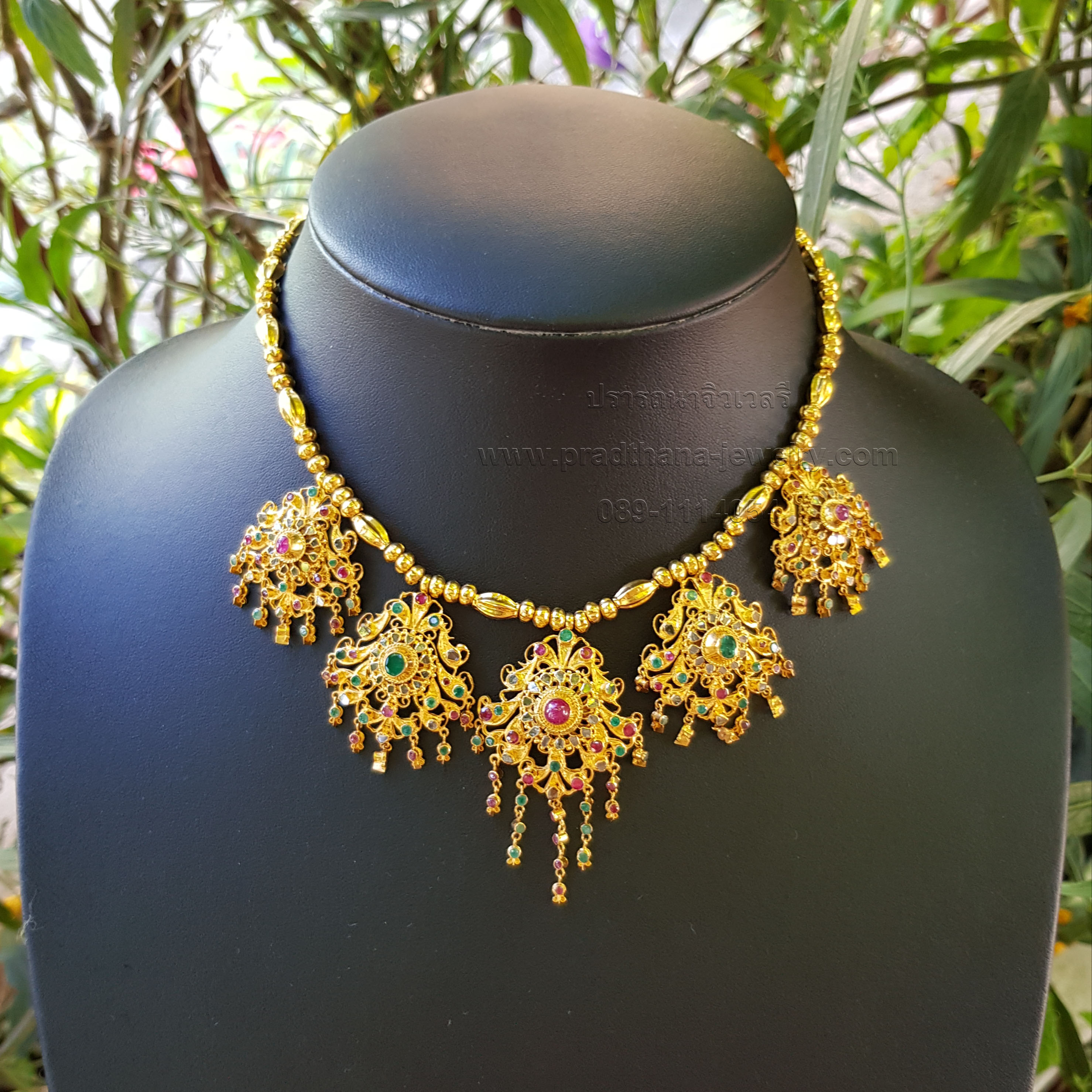 สร้อยคออุบะห้าช่อสามสี