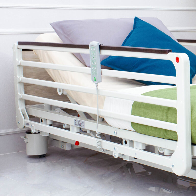 ชุดเตียงผู้ป่วยไฟฟ้า PANTOGRAPHE 3/4 หัว และท้ายเตียงสามารถถอดออกได้ (ปรับเตียงต่ำสุด 24 ซม.) + พร้อมที่นอนโฟมป้องกันแผลกดทับ MERCURY หนา 15 ซม. + ชุดผ้าปูที่นอน + ผ้ายางกันเปื้อน