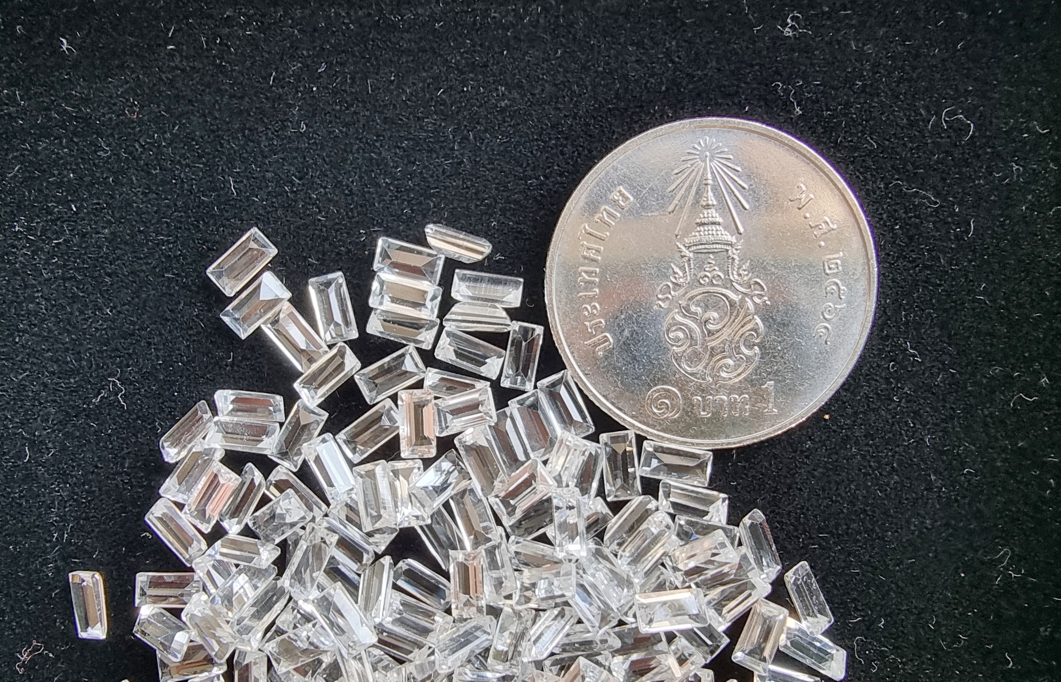 ไวท์โทปาสสี่เหลี่ยม 4x2mm. 5 กะรัต