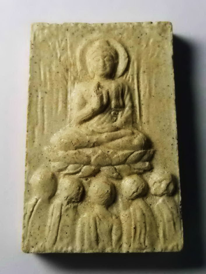 รหัสสินค้า พระไม่ทราบที่ 051 พระสมเด็จเนื้อผง หลังพระพุทธเจ้าปางปฐมเทศนา เหล่าปัญจวัคคีย์ ทั้ง 5 ไม่ทราบที่