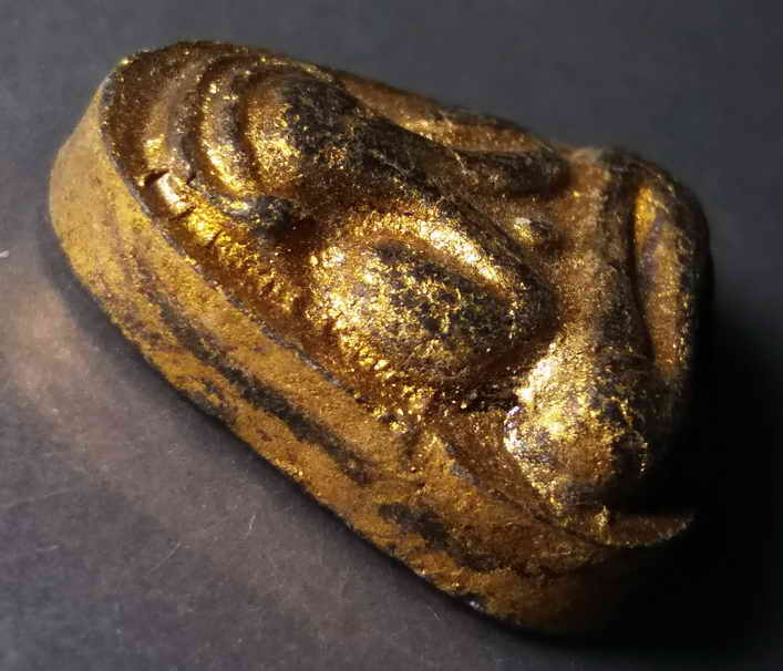 รหัสสินค้า พระปิดตา ทั่วไป 072 พระปิดตาเนื้อผงทาทองบรอนซ์ หลังแบบ น่าจะเป็นสายวัดอ่างศิลา ไม่ทราบที่ครับ พระรายการนี้ให้เช่าบูชาแล้ว