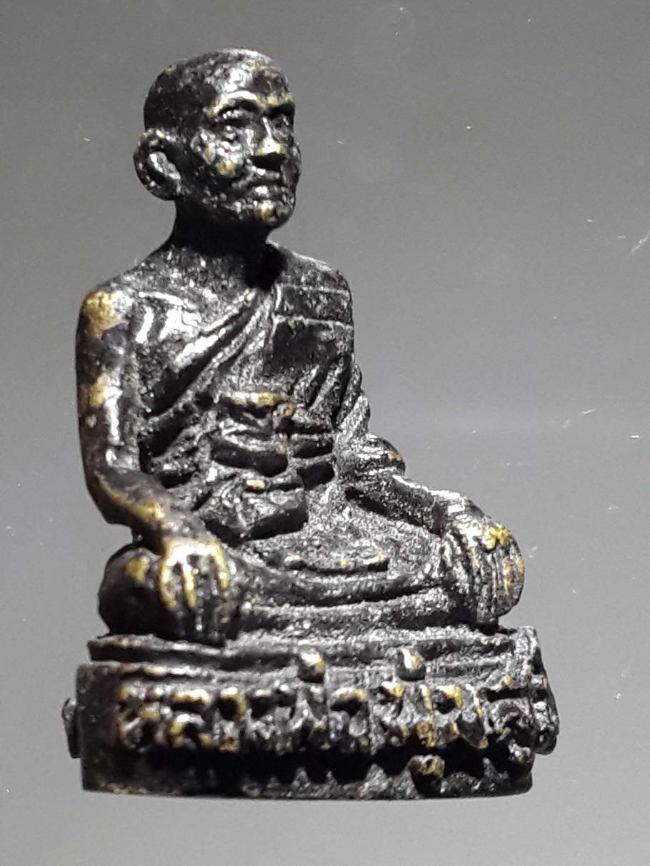 รหัสสินค้า พระกริ่ง พระหล่อ 371 รูปหล่อหลวงพ่อพุ่ม สุมโน วัดทองหลาง จังหวัดพิษณุโลก เนื้อทองเหลืองรมดำ หล่อตัน