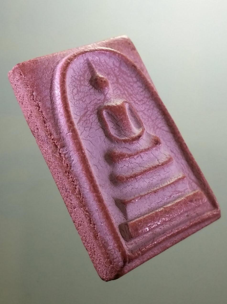 รหัสสินค้า พระเนื้อดิน เนื้อผง เนื้อว่าน 402 พระสมเด็จเนื้อว่านแดง วัดม่วงขาว(ม่วงขาวแก้วพิกุล) ต.โคกปีบ อ.ศรีมโหสถ จ.ปราจีนบุรี