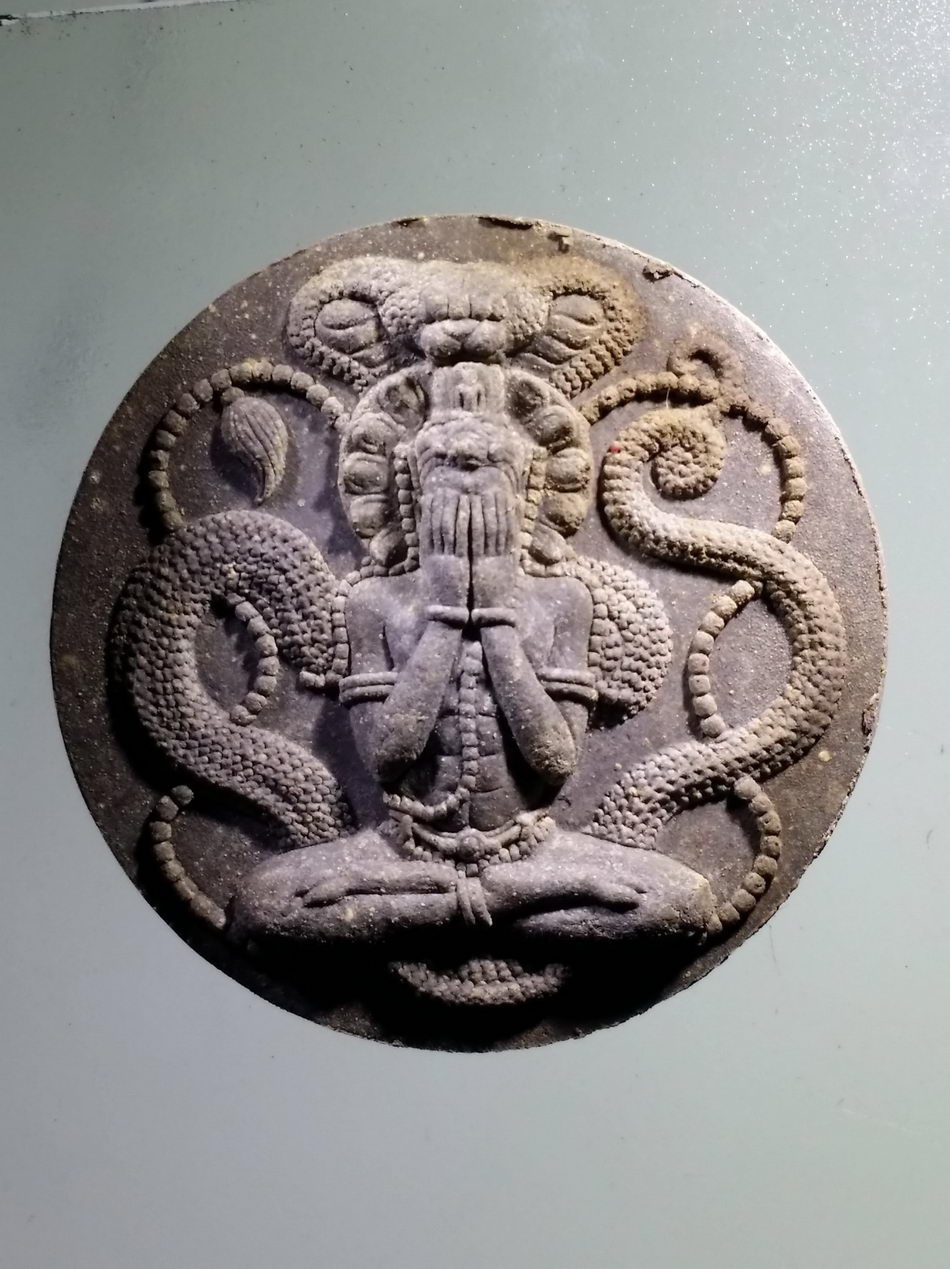 รหัสสินค้า จตุคามรามเทพ 974 พระเทวราชโพธิสัตว์จตุคามรามเทพ รุ่นมหาจักรพรรดิศรีวิชัยสุวรรณภูมิ เนื้อว่านกากยายักษ์ หมายเลข ๕๔