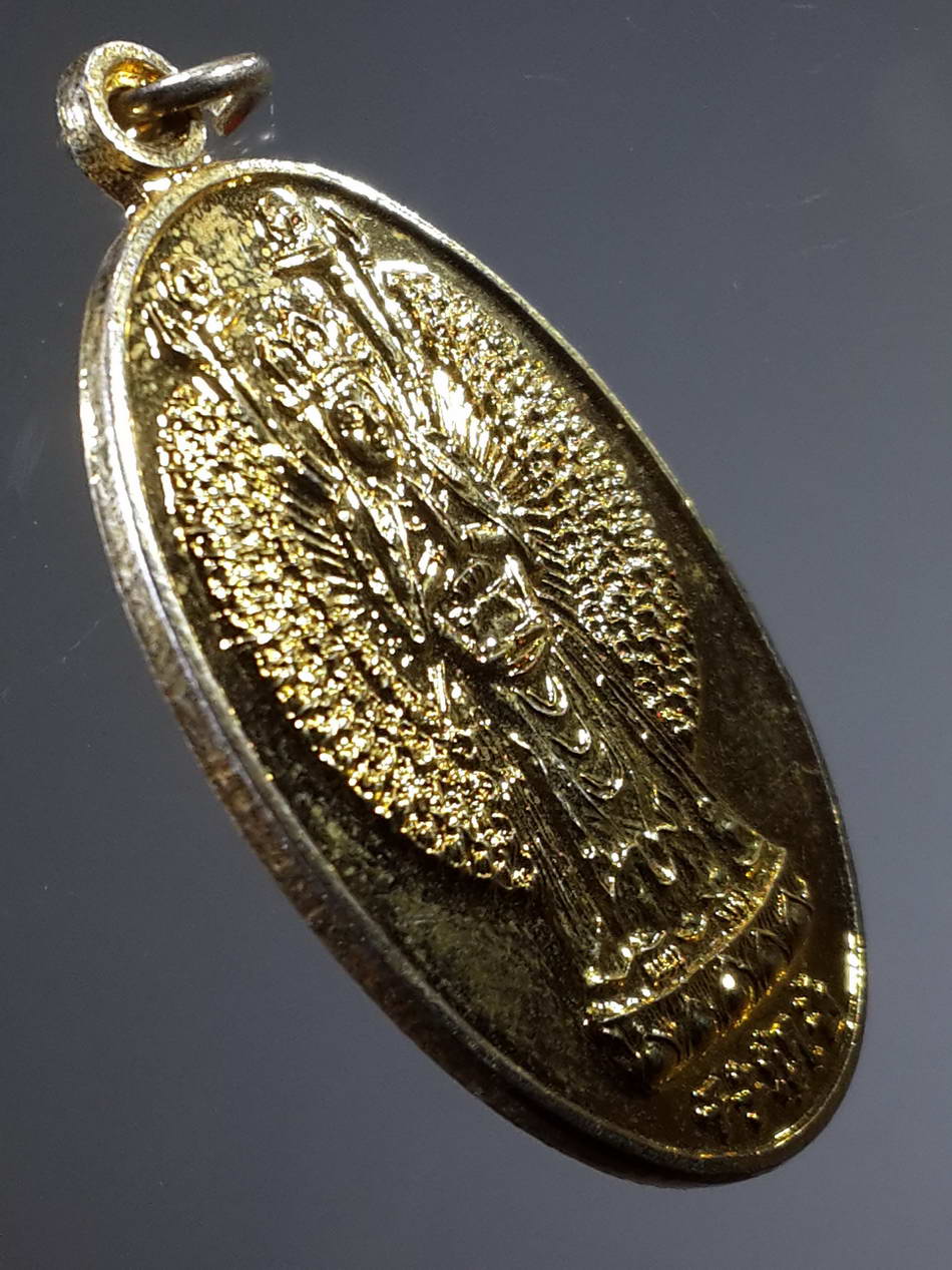 รหัสสินค้า เทพจีน - เทพฮินดู 063 เหรียญกะไหล่ทองเจ้าแม่กวนอิมปางพันมือ หลังพระสังกัจจายน์ วัดไชยสถาน พระพุทธเจดีย์เก้ายอด จังหวัดเชียงใหม่ สร้างปี 2545