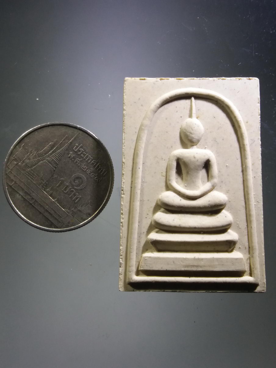 รหัสสินค้า พระมีกล่อง 3909 พระสมเด็จเนื้อผง หลังหลวงปู่เปลื้อง วัดลาดยาว อำเภอลาดยาว จังหวัดนครสวรรค์ สร้างปี 2537 รุ่นบูรณะศาลาการเปรียญ