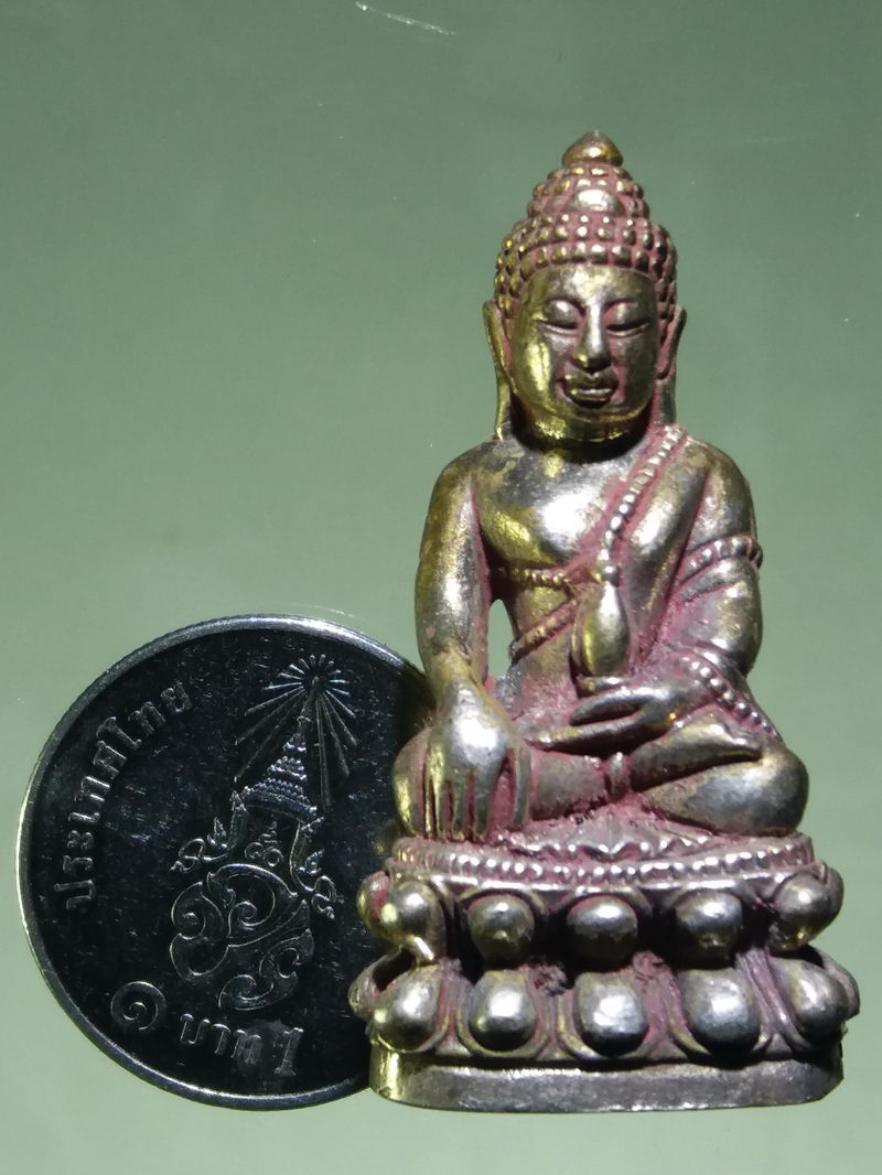 รหัสสินค้า พระมีกล่อง 188 พระกริ่ง หลังตัวนะ พิมพ์กลาง เนื้อโลหะผสม วัดสุทัศน์เทพวราราม กรุงเทพฯ สร้างปี 2536 พระสวยกล่องเดิม กริ่งเขย่าดังกังวาน ดีครับ