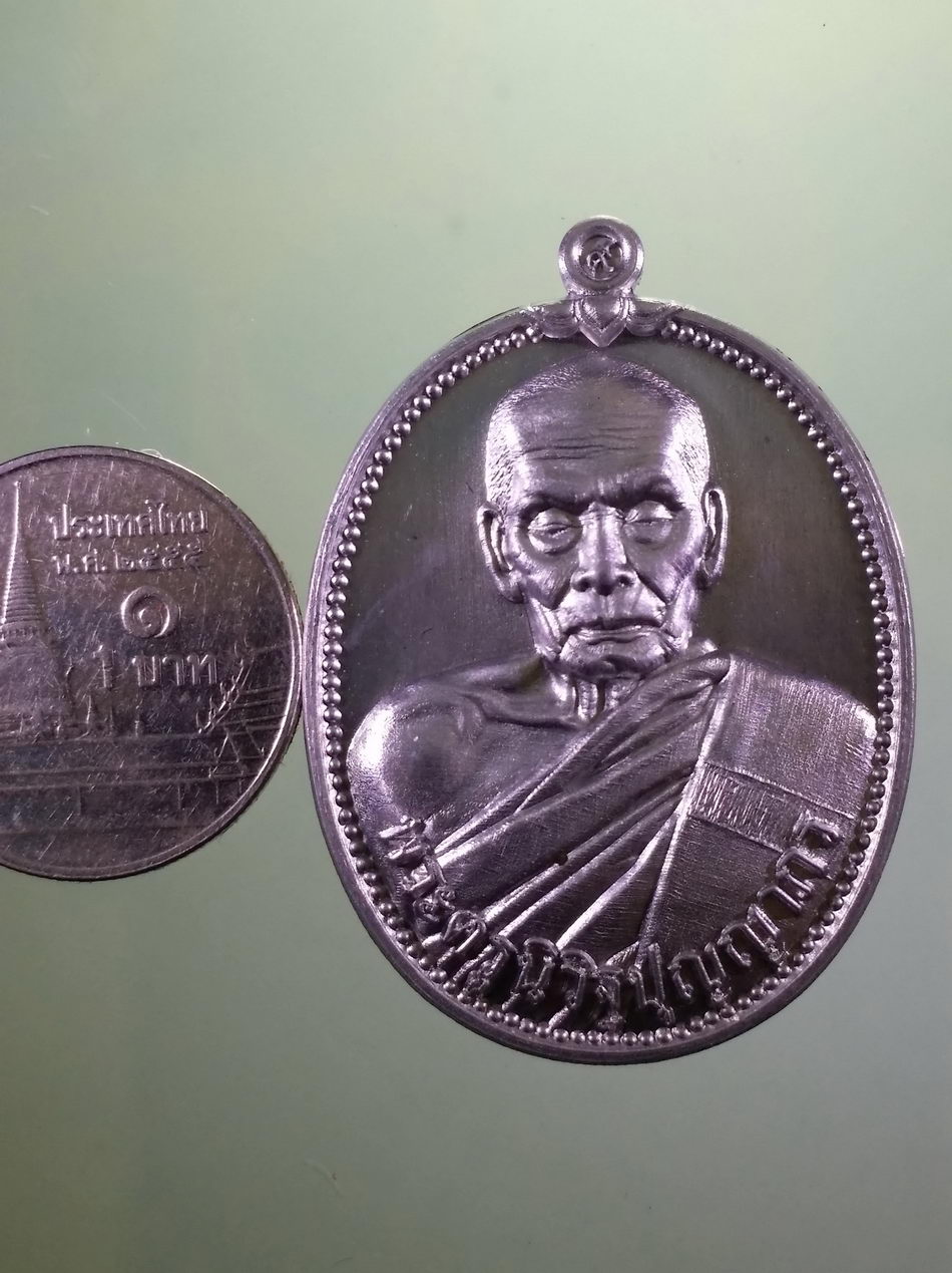 รหัสสินค้า พระมีกล่อง 4008 เหรียญรูปไข่ครึ่งองค์ หลังท้าวเวสสุวรรณ รุ่นมีกูไว้คุ้มภัย หลวงพ่อพัฒน์ วัดห้วยด้วน อำเภอหนองบัว จังหวัดนครสวรรค์ สร้างปี 2563