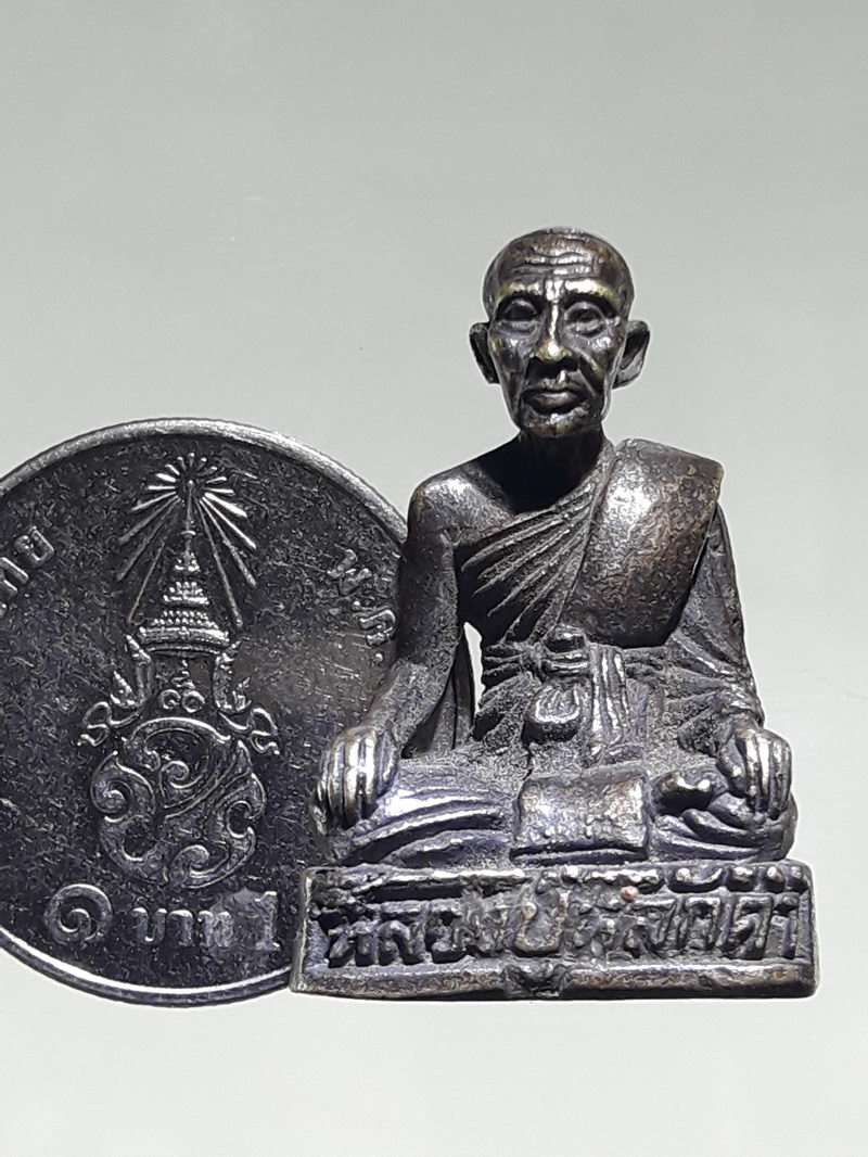 รหัสสินค้า พระกริ่ง พระหล่อ 820 รูปหล่อนั่งจับเข่าหลวงปู่หลักคำ วัดกลางเมืองเก่า จังหวัดชัยภูมิ เนื้อโลหะผสมหล่อตัน