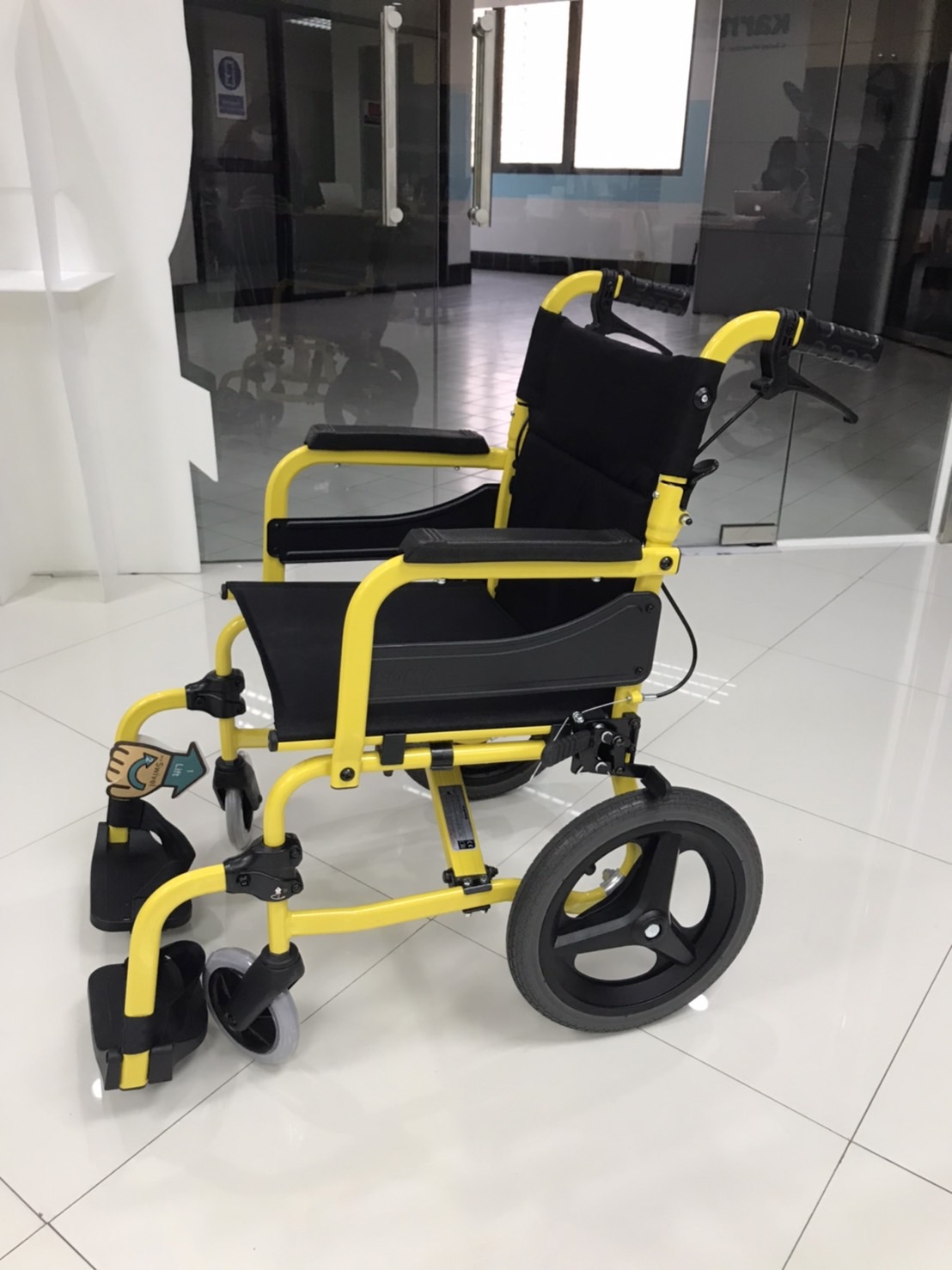รถเข็นอลูมินัมอัลลอยด์โซม่า รุ่น SOMA 215 (SM-250.5) WheelChair SOMA 215 (SM-250.5) โครงพักเท้าสวิงได้ น้ำหนักเบา พกพาสะดวก กะทัดรัด ของแท้ รับประกันศูนย์ไทย 1 ปี