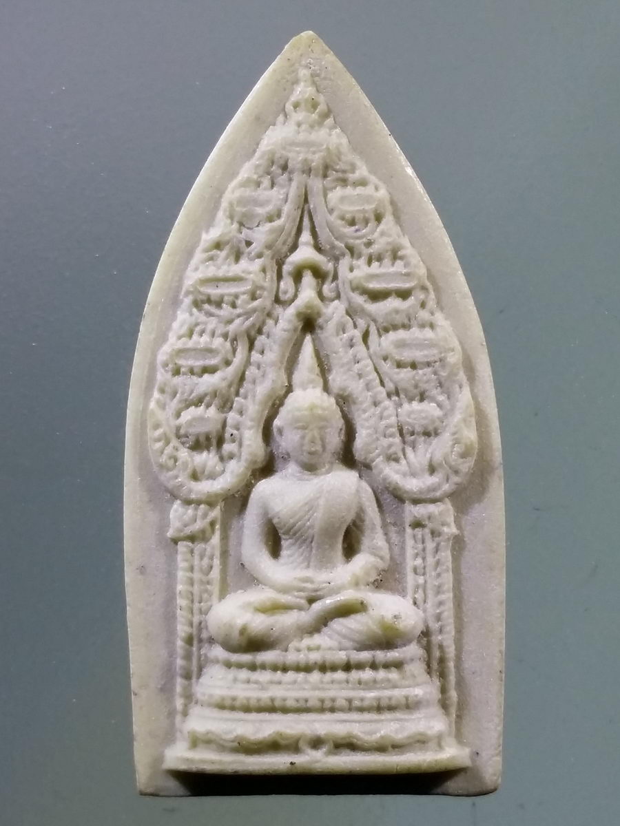 รหัสสินค้า พระเนื้อดิน เนื้อผง เนื้อว่าน 8915 พระนิรันตราย เนื้อผง ที่ระลึก 5 รอบ หลวงพ่อปัญญา วัดชลประทานรังสฤษดิ์ จังหวัดระนอง สร้างปี 2540