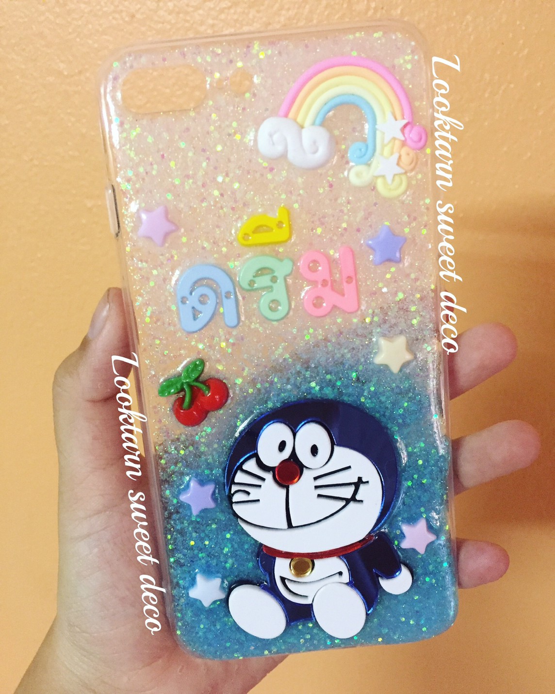 เคสกากเพชรสีขาว ฟ้า อะคริลิคโดเรม่อน อักษรคละสี