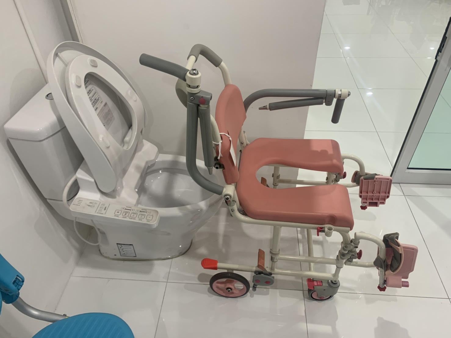 รถเข็นคร่อมสุขภัณฑ์ อาบน้ำ นั่งถ่าย อเนกประสงค์ Matsunaga Wheelchair รุ่น SW21W (入浴関連) แบรนด์จากประเทศญี่ปุ่น (รุ่นยอดนิยม)