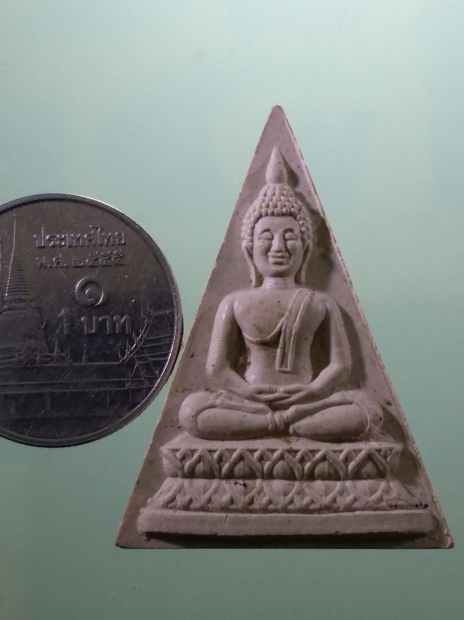 รหัสสินค้า พระมีกล่อง 4052 สมเด็จวัดสามปลื้ม สามเหลี่ยมพระประธานใหญ่ รุ่น 3 ปฏิสังขรณ์วัด จัดสร้างปี 2534 พระสวยกล่องเดิม