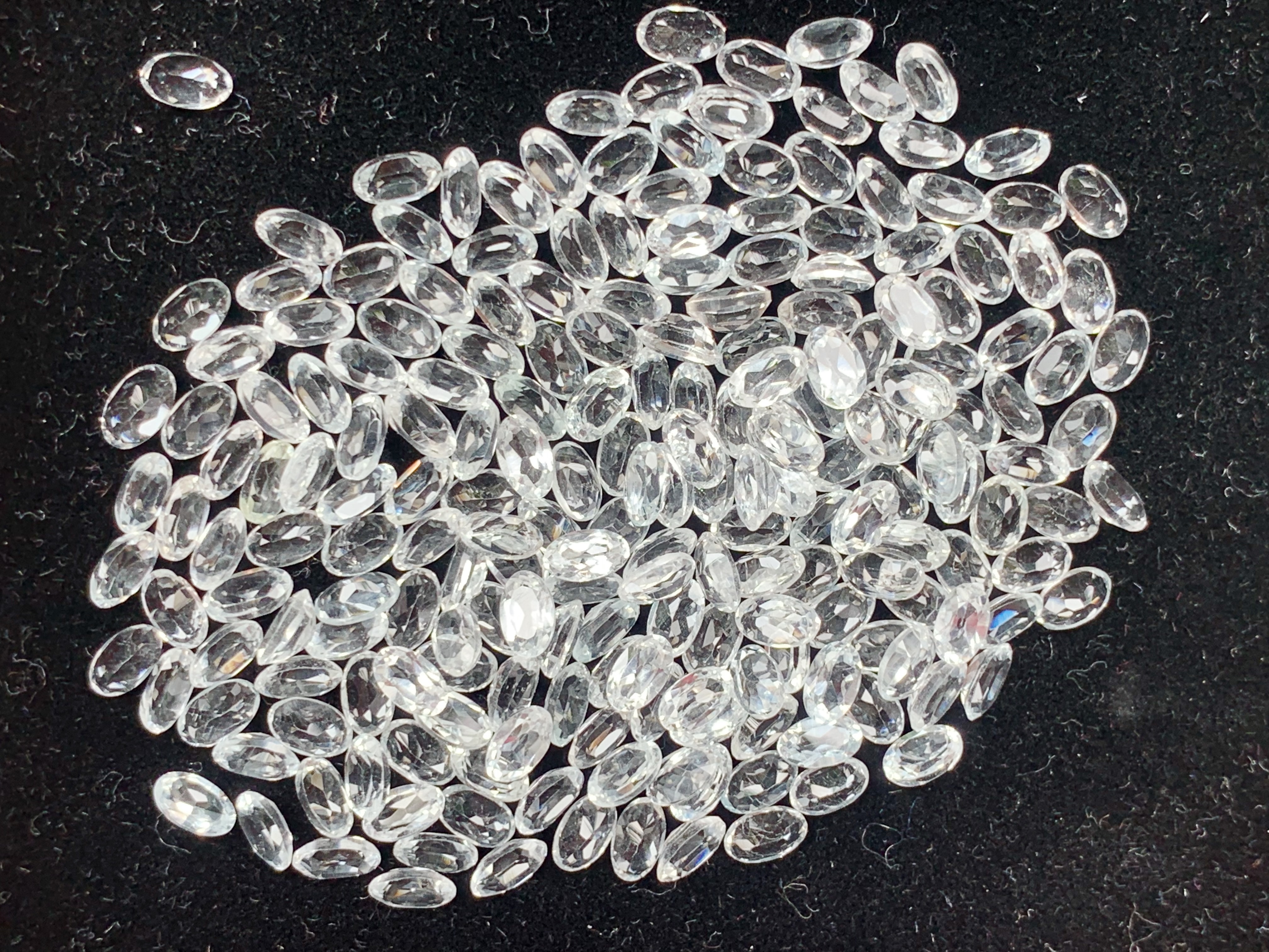 ไวท์โทปาสไข่ 5X3 มม. 5 กะรัต