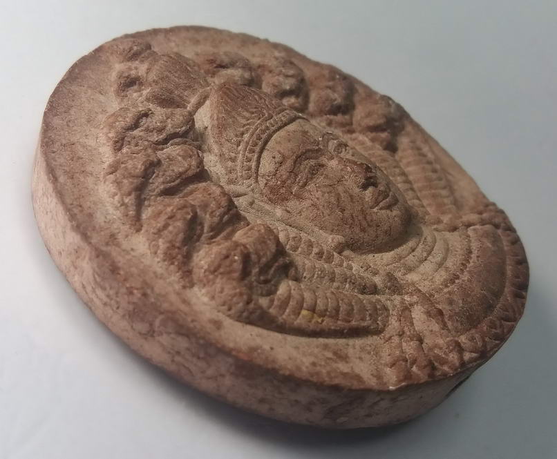 รหัสสินค้า จตุคามรามเทพ 015 จตุคามรามเทพ พิมพ์นาคปรก ไม่ทราบรุ่น เนื้อว่านปิดทอง นำฤกษ์ กดโค๊ตที่ขอบด้านข้าง จตุคามรามเทพ รายการนี้ให้เช่าบูชาแล้ว