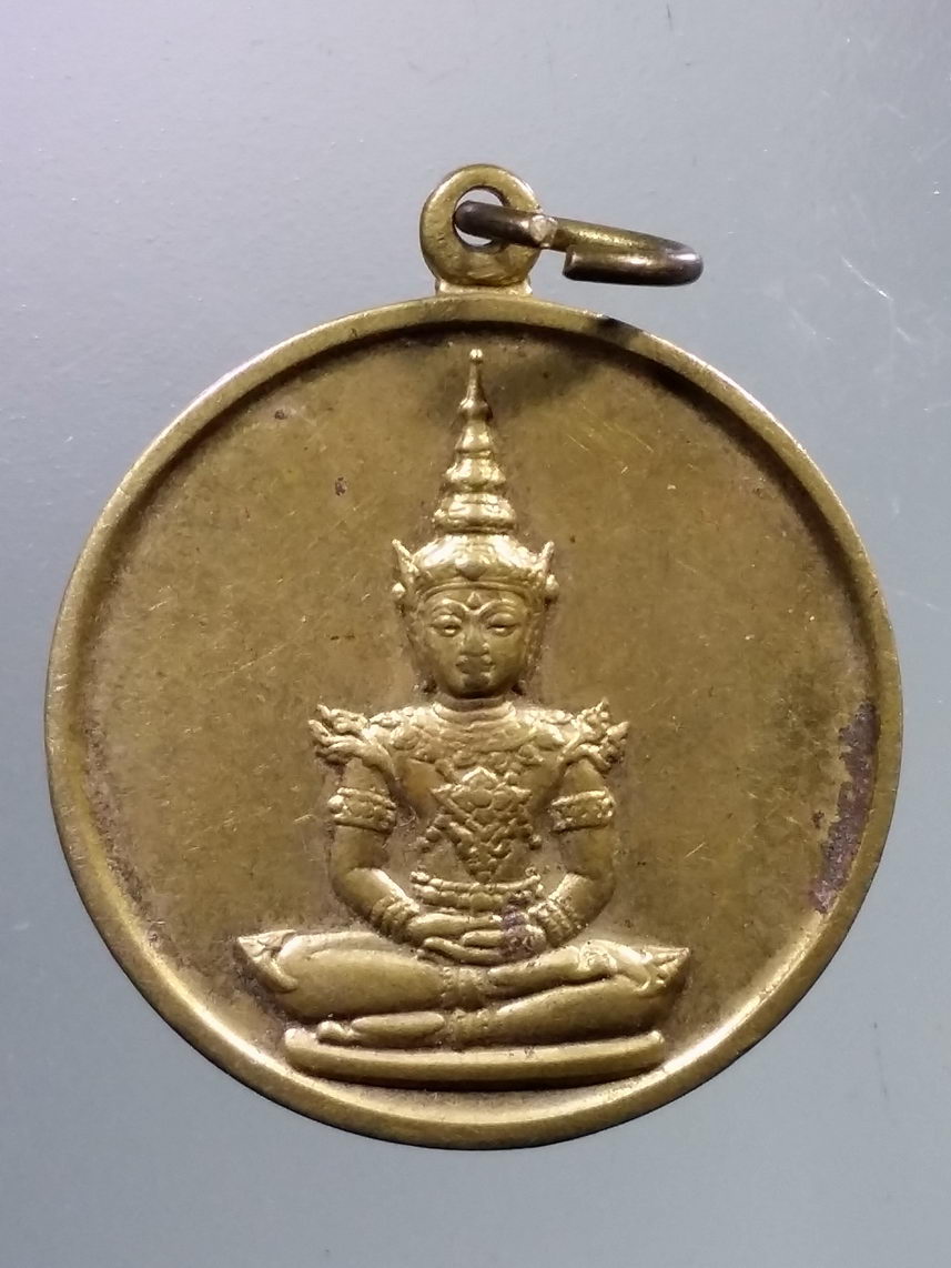 Antig FB 3606 เหรียญพระแก้วมรกต สร้างปี 2531 วัดพระศรีรัตนศาสดาราม ที่ระลึกในการซ่อมบูรณะฉัตร พระรายการนี้ให้เช่าบูชาแล้ว