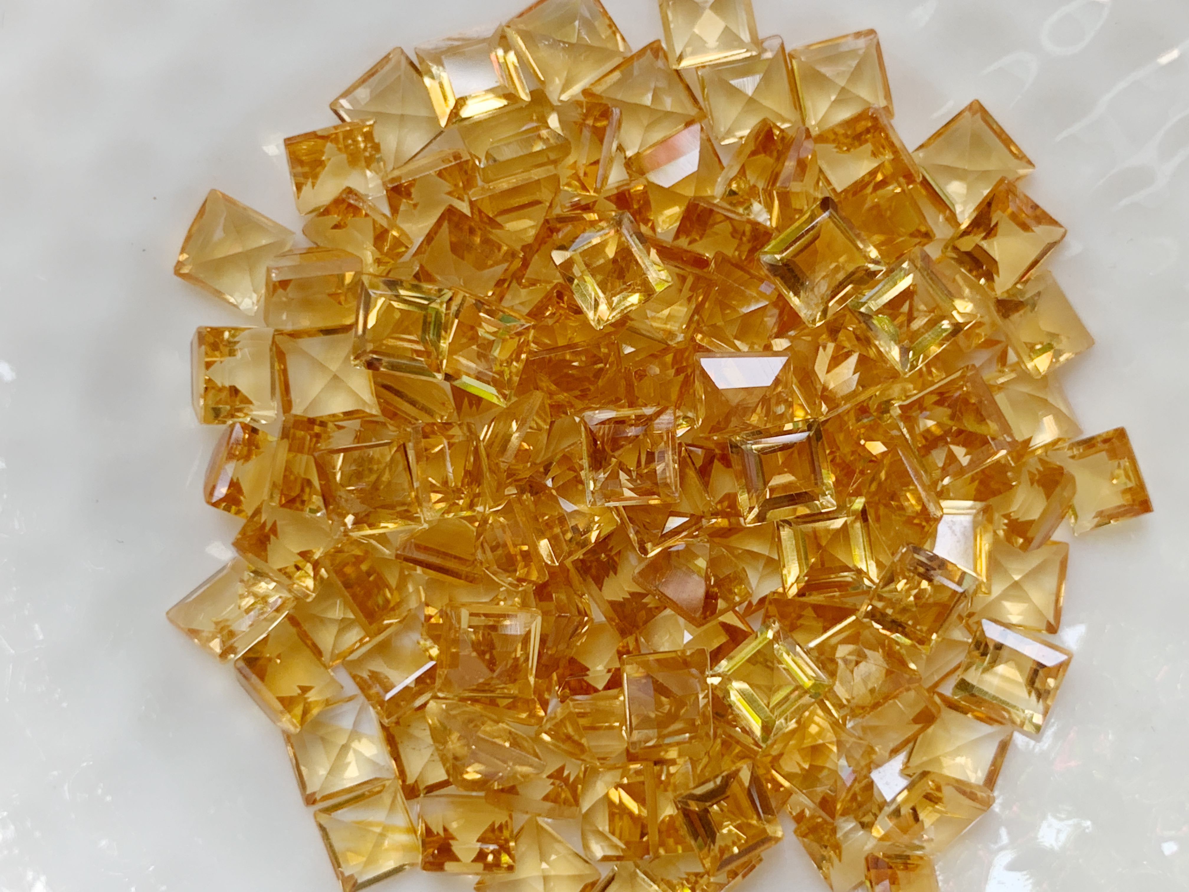 ซิทรินสีอ่อนสี่เหลี่ยม 4x4 มม. 5 กะรัต