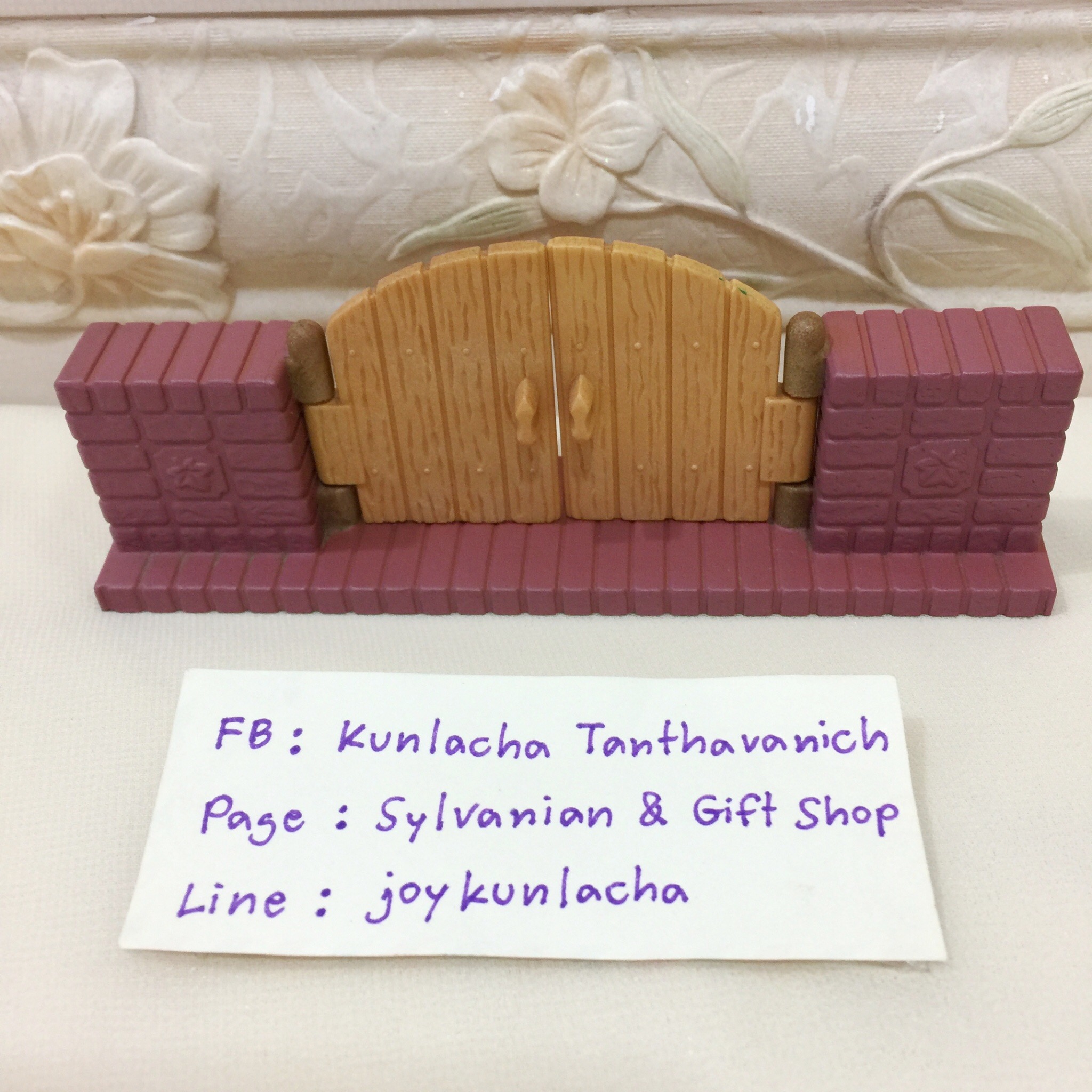 ประตูรั้วตกแต่งสวน ตรงพื้นอีกด้านสีออกเหลืองนิดหน่อย งานเก่าหายากค่ะ Sylvanian Families