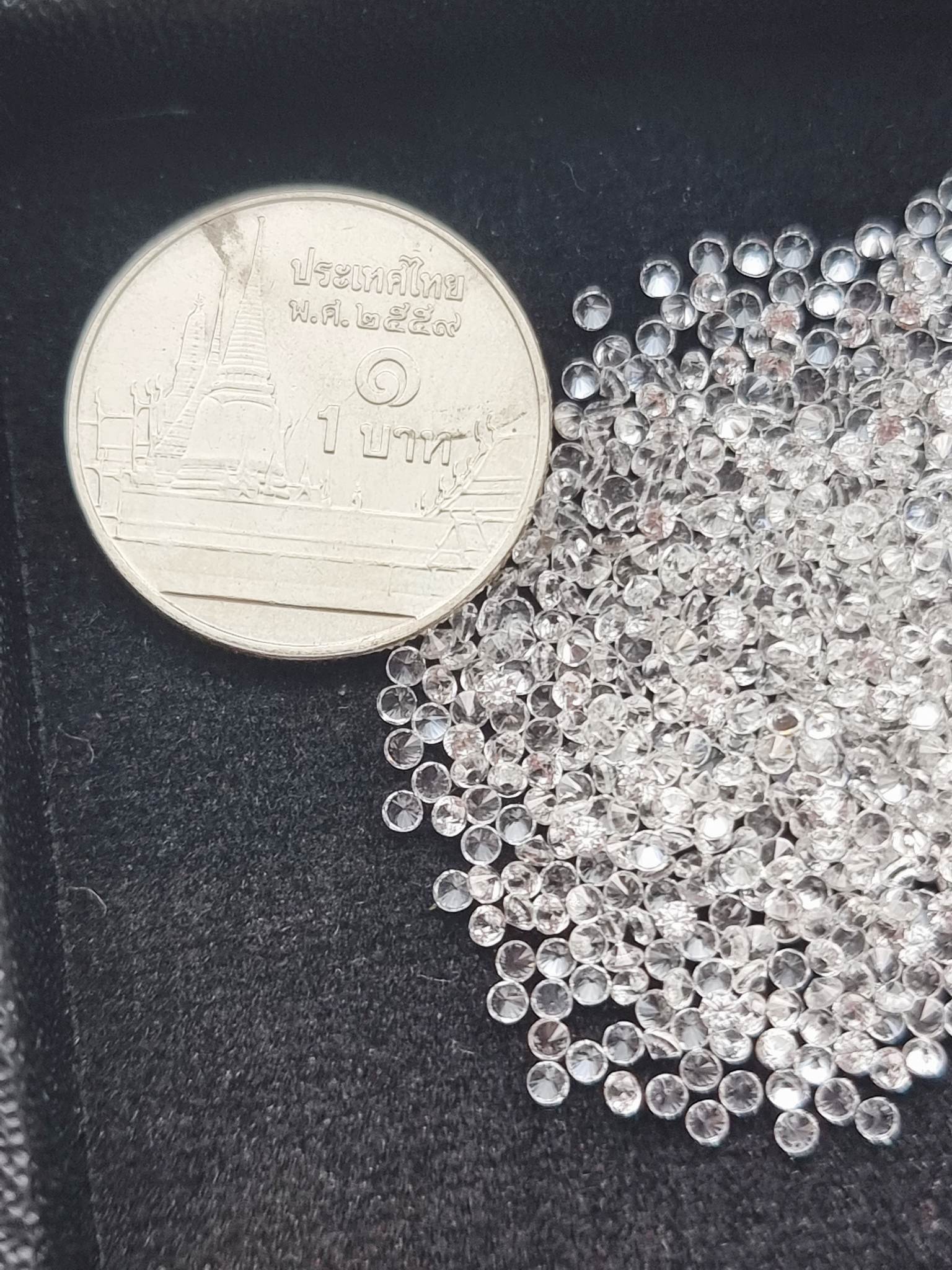 เพทายขาวกลมเจียรเหลี่ยม Size 1.6 มม. 1 กะรัต