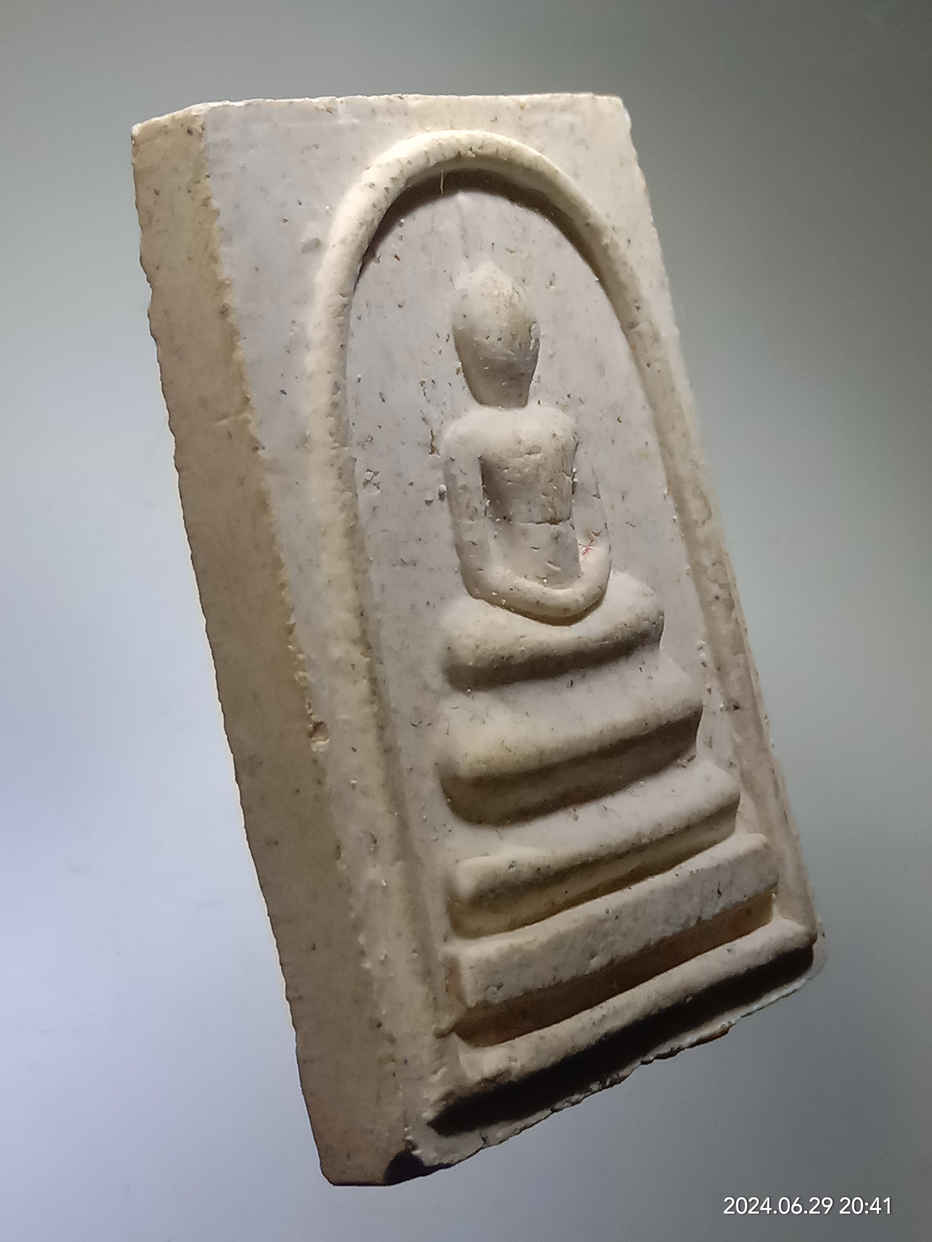 รหัสสินค้า พระสมเด็จ วัดต่างๆ 038 พระสมเด็จเนื้อผง หลังเครื่องอัฐบริขาร หลวงปู่ชอบ ฐานสโม วัดป่าโคกมน อำเภอวังสะพุง จังหวัดเลย