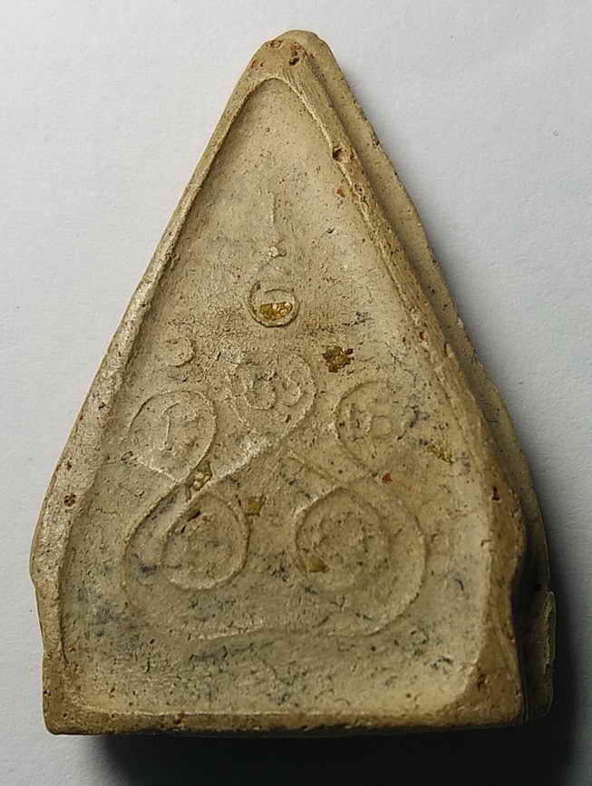 รหัสสินค้า สุพรรณบุรี 003 พระพุทธโคดมเนื้อดินเผา พิมพ์ห้าเหลี่ยม หลวงพ่อขอม วัดไผ่โรงวัว จังหวัดสุพรรณบุรี พระรายการนี้คุณบุญฤทธิ์จองเเล้ว