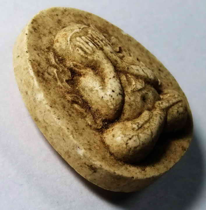 รหัสสินค้า พระปิดตา ทั่วไป 008 พระปิดตากนกข้าง หลวงปู่เหรียญ วรลาโภ สำนักวังสวนจิตรลดา สร้างปี 2539 รุ่นถวายพระพร พิมพ์เล็ก พระรายการนี้ให้เช่าบูชาแล้ว