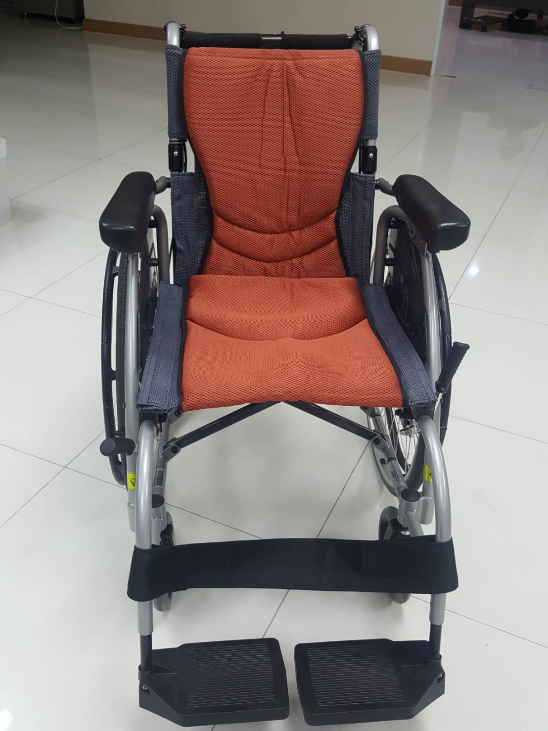 รถเข็นอลูมินัมอัลลอยด์คาร์ม่า Karma รุ่น S-Ergo 106 (WheelChair KARMA Ergo 106) ผู้ใช้งานหน้าท้องใหญ่ นั่งสบาย พนักพิงหลังปรับเอนได้ 3 ระดับ ของแท้ รับประกันศูนย์ไทย 5 ปี