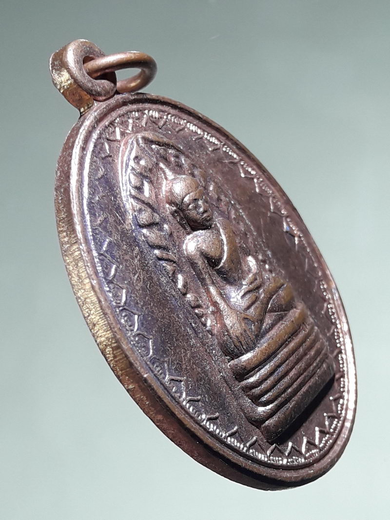 รหัสสินค้า พระมหากษัตริย์ และบุคคลสำคัญ 392 เหรียญพระรอด น้อมเกล้าน้อมกระหม่อมถวายพระบาทสมเด็จพระเจ้าอยู่หัว ฯ ปี ๒๕๓๙ พระพี่นางสร้างถวายในหลวงและราชวงศ์