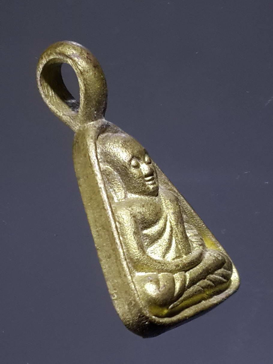 รหัสสินค้า พระกริ่ง พระหล่อ 372 เหรียญหล่อหลวงพ่อเงิน ย้อนยุค พิมพ์จอบ เนื้อทองผสม ที่ระลึก 10 ปี รถไฟฟ้า BTS สร้างปี 2552 พร้อมซองเดิม