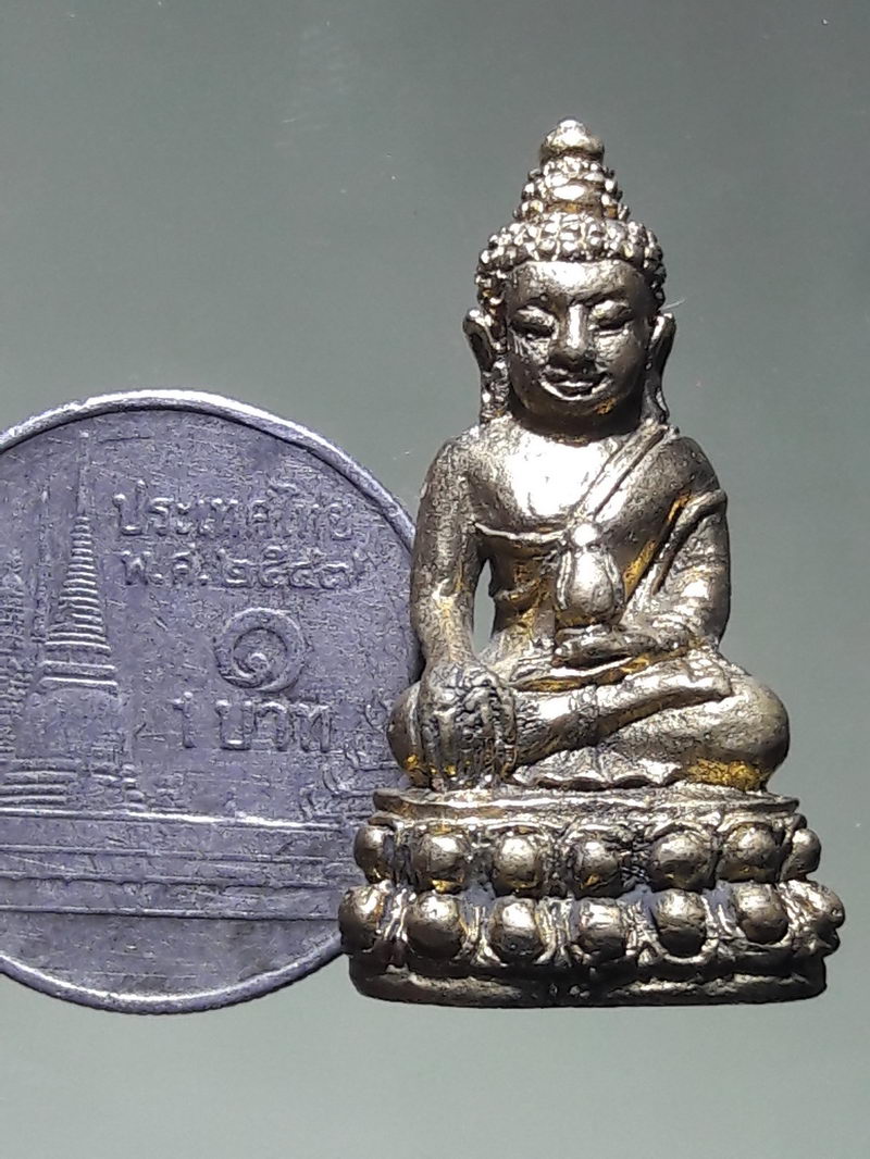 รหัสสินค้า พระมีกล่อง 304 พระกริ่งชัยชนะ หลวงพ่อเอิบ วัดซุ้มกระต่าย อำเภอสรรพยา จังหวัดชัยนาท ขนาดเทียบกับเหรียญบาท พระสวยกล่องเดิม