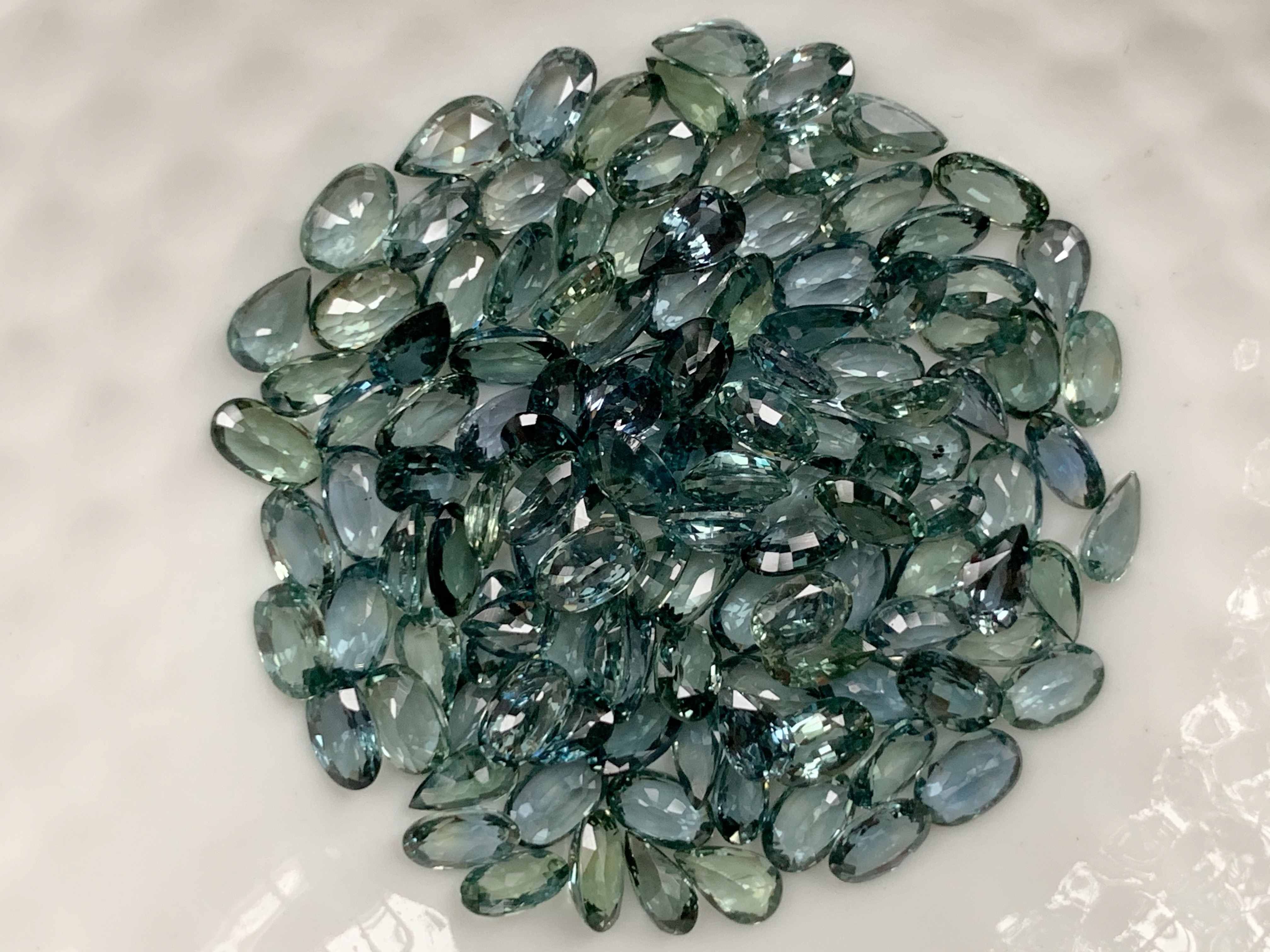 แซฟไฟร์เขียวอมน้ำเงินหยดน้ำ 5x3 mm. 1 กะรัต
