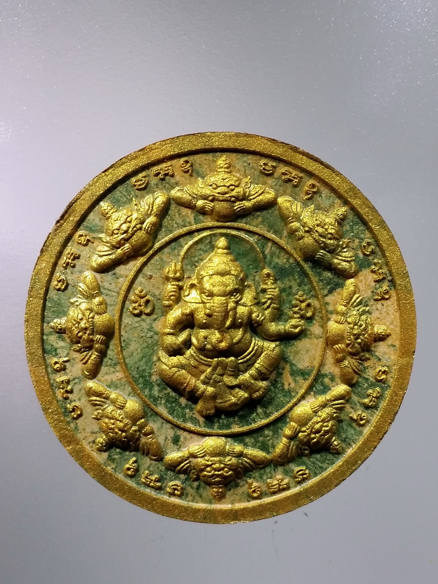 รหัสสินค้า พระมีกล่อง 448 พระพิฆเณศวรเนื้อว่านก้นครกปัดทอง รุ่นพระธาตุสมุย พิธีพุทธาภิเษก เทวาภิเษก วันที่ 24 เมษายนปี 2551 ณ.วัดศิลางู อำเภอเกาะสมุย จังหวัดสุราษฎร์ธานี