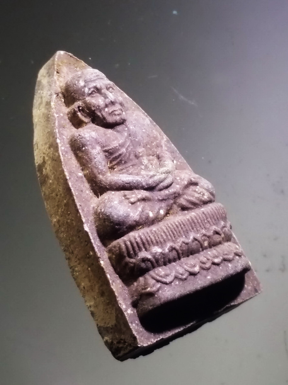 รหัสสินค้า หลวงปู่ทวด วัดต่างๆ 643 หลวงปู่ทวด เนื้อว่าน ฝังตะกรุดเงิน ด้านหลัง มีชื่อย่อวัด ว.ม.จ.