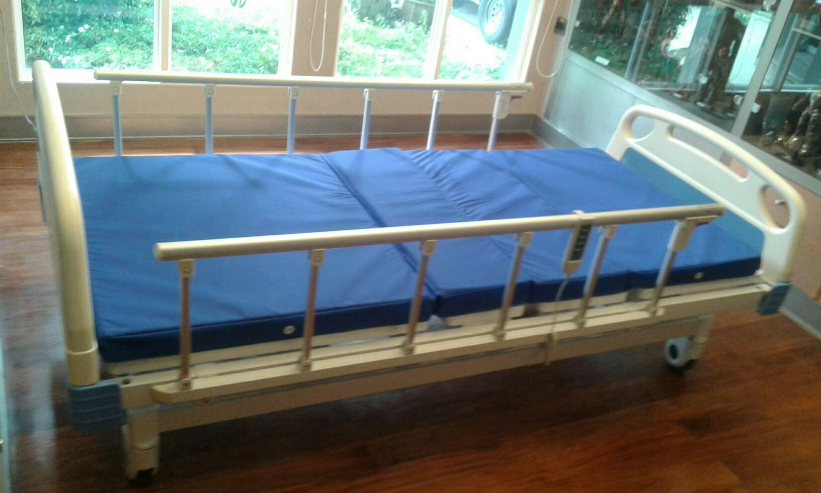 เตียงผู้ป่วยปรับไฟฟ้า 4 ฟังก์ชั่น SUPER LOW หัวท้าย ABS ราวสไลด์ I ปรับเตียงต่ำพิเศษ 35 ซม.+ แถมพิเศษ ฟูกที่นอน 4 ตอน + ชุดผ้าปูที่นอน ปลอกหมอน + ผ้ายางกันเปื้อน