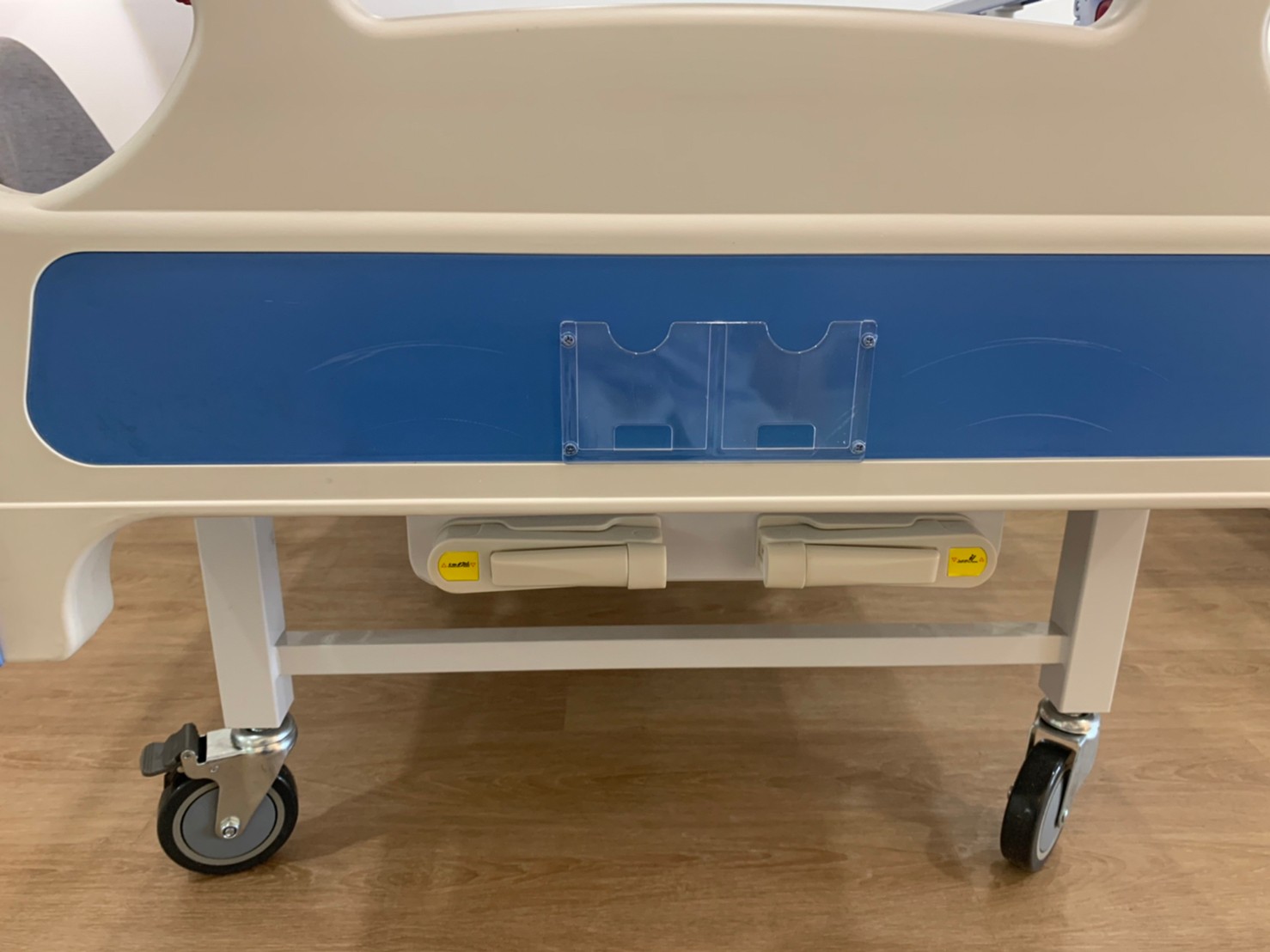 เตียงผู้ป่วยมือหมุน 2 ไกร์ หัว-ท้าย ABS ราวสไลด์ (Manual Hospital Bed) + แถมพิเศษ ฟูกที่นอน 4 ตอน