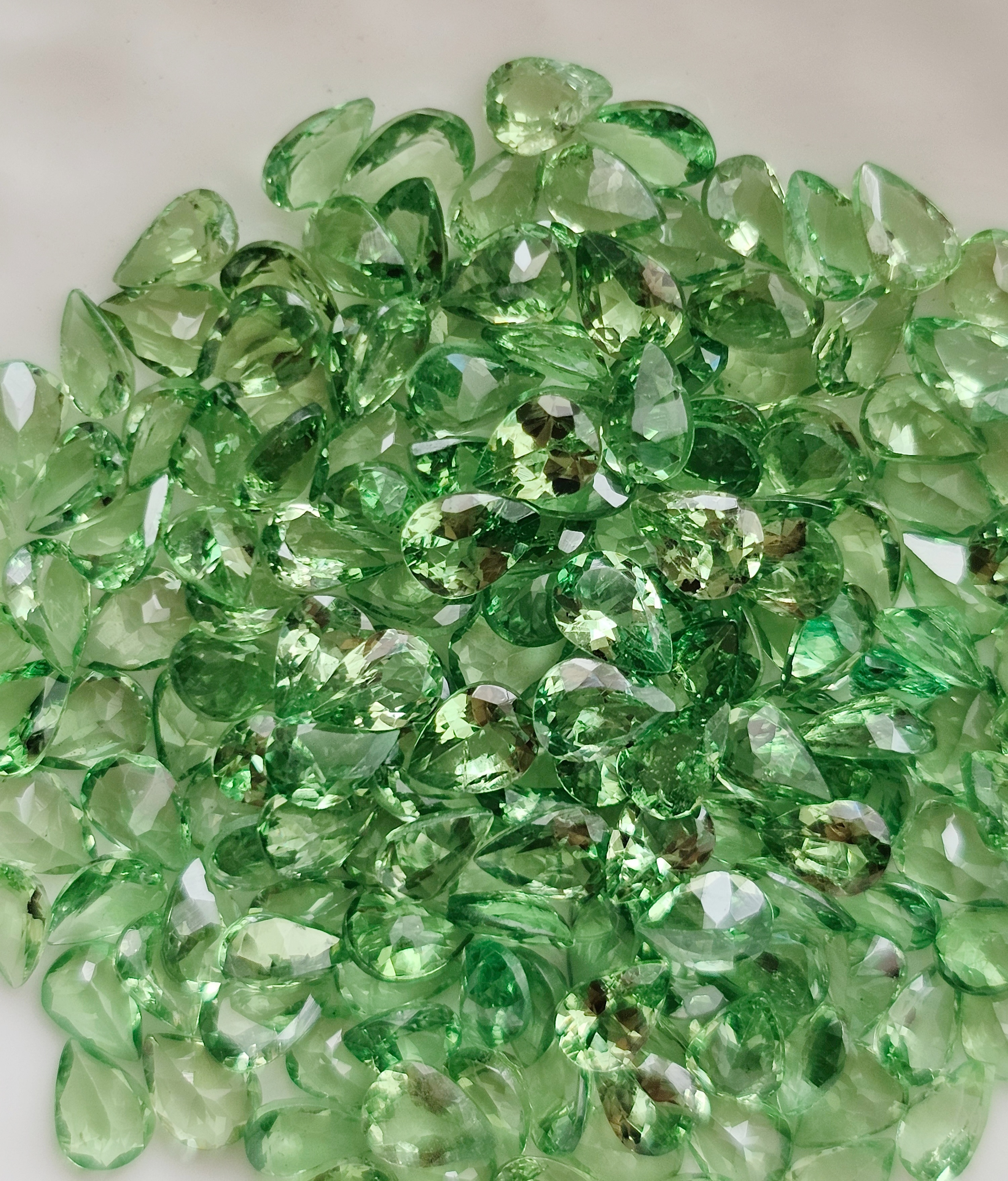 ซาโวไรท์หยดน้ำ 4x3mm. 1 กะรัต