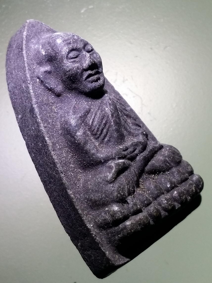 รหัสสินค้า หลวงปู่ทวด วัดต่างๆ 544 พระผงหลวงปู่ทวด วัดช้างให้ จังหวัดปัตตานี พิมพ์เตารีด หลังยันต์ตัวหนังสือนูน