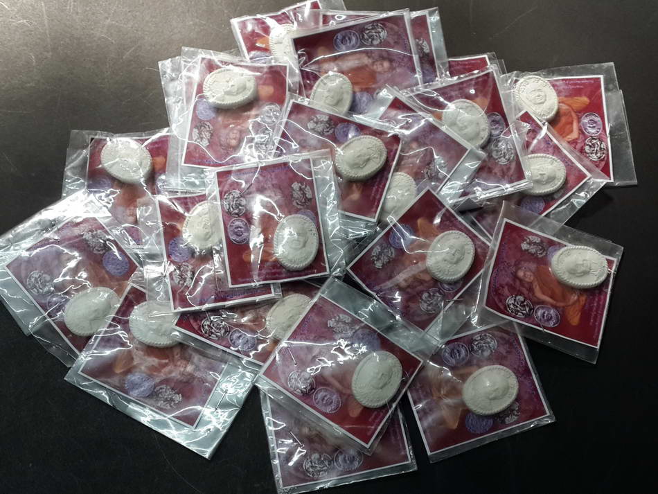 รหัสสินค้า ศรีสะเกษ 007 พระผงรูปเหมือนหลวงปู่ห้วย พระราชญาณโสภณ จรัส เขมจารี วัดประชารังสรรค์ อำเภอห้วยทับทัน จังหวัดศรีสะเกษ รุ่น มหาเศรษฐี 89