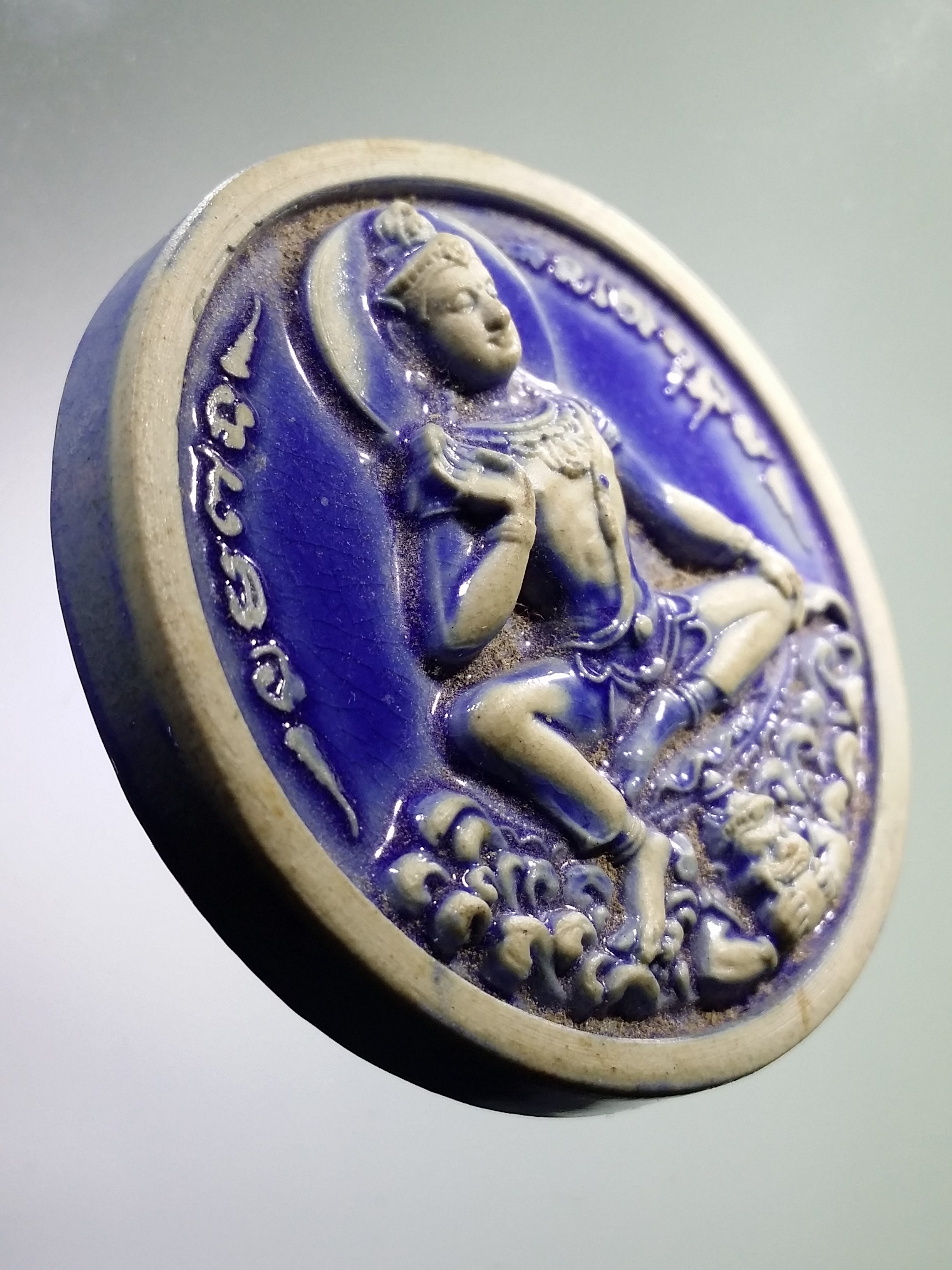 รหัสสินค้า จตุคามรามเทพ 016 จตุคามรามเทพ - หลวงพ่อปาน วัดบางนมโค ไม่ทราบรุ่น เนื้อกระเบื้องเคลือบ สีน้ำเงิน