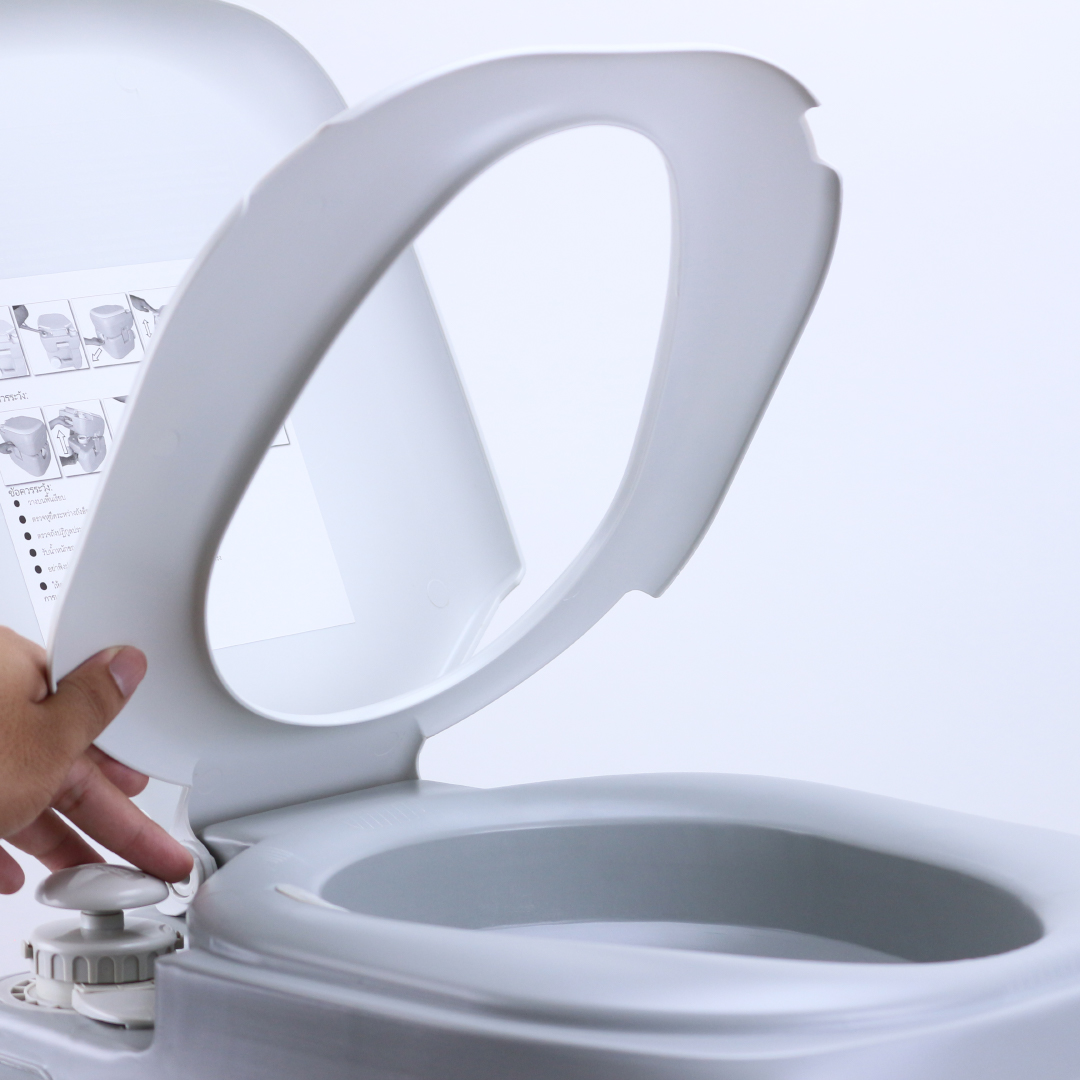 สุขาเคลื่อนที่ รุ่น P.1 ฝารองนั่งแบบวงรี ความจุน้ำสะอาด 12 ลิตร ความจุของเสีย 21 ลิตร ฟรีสายฉีดชำระ